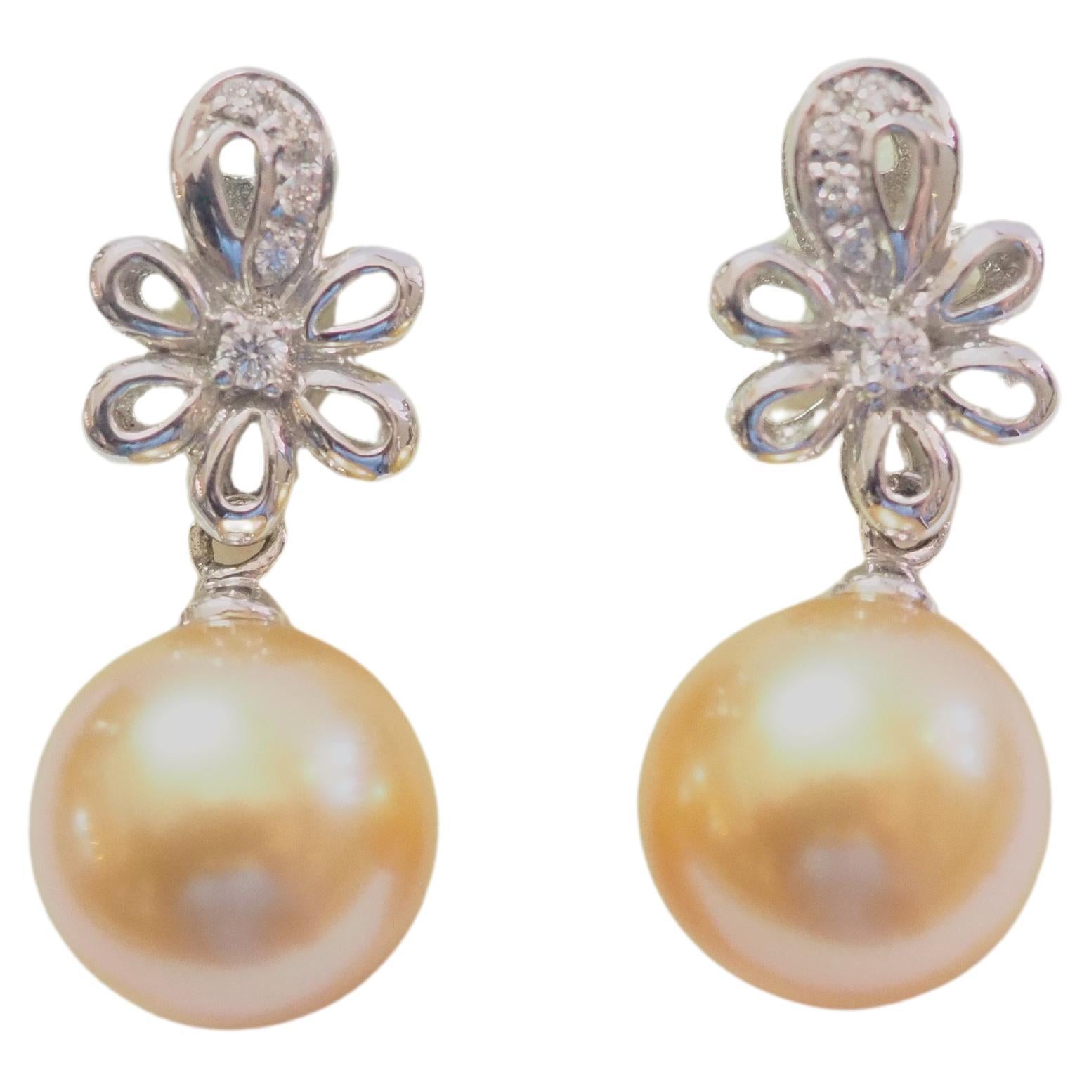 Pendants d'oreilles en or blanc 18 carats, perles dorées des mers du Sud de 9 mm et diamants 0,06 carat en vente