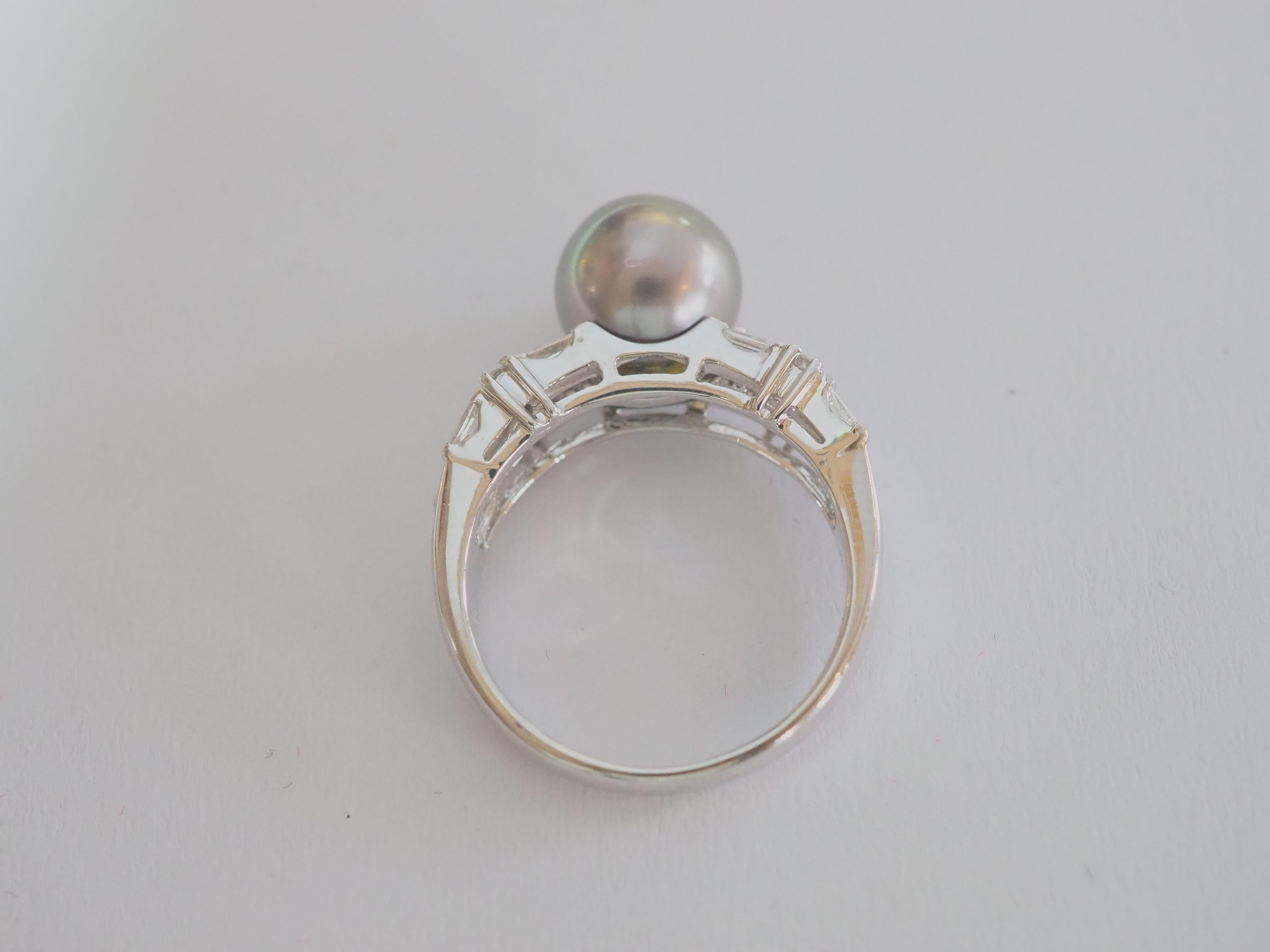 Taglio rotondo Anello in oro bianco 18 carati con perle di Tahiti da 9 mm e diamanti da 0,40 carati in vendita