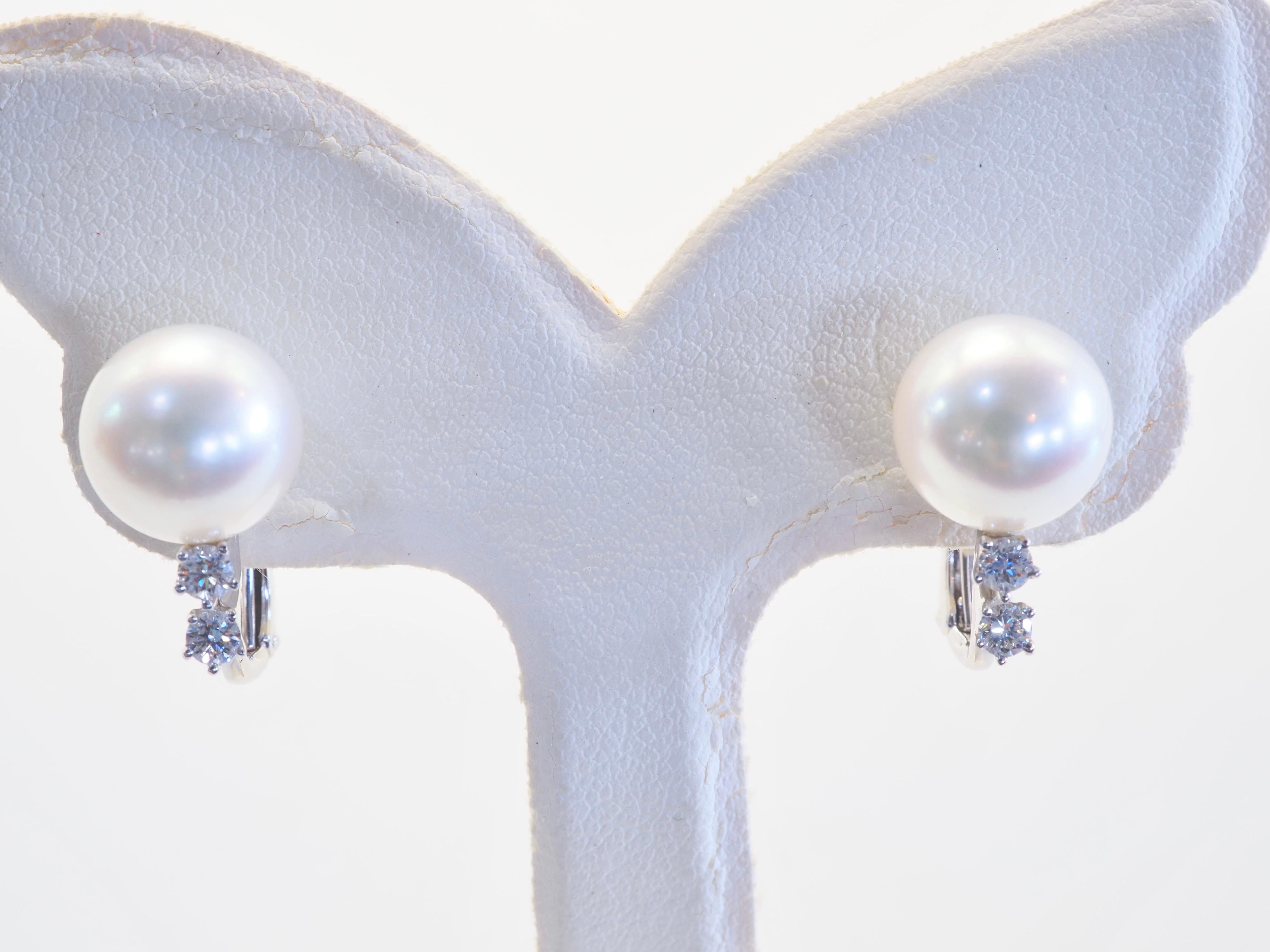 Une paire parfaite de Whiting avec un lustre imbattable perle de mer du sud de taille décente juste pour vous ! 4 diamants de qualité et de taille brillante rehaussent l'élégance. Parfait pour les occasions spéciales.

Détails du produit :

Métal :