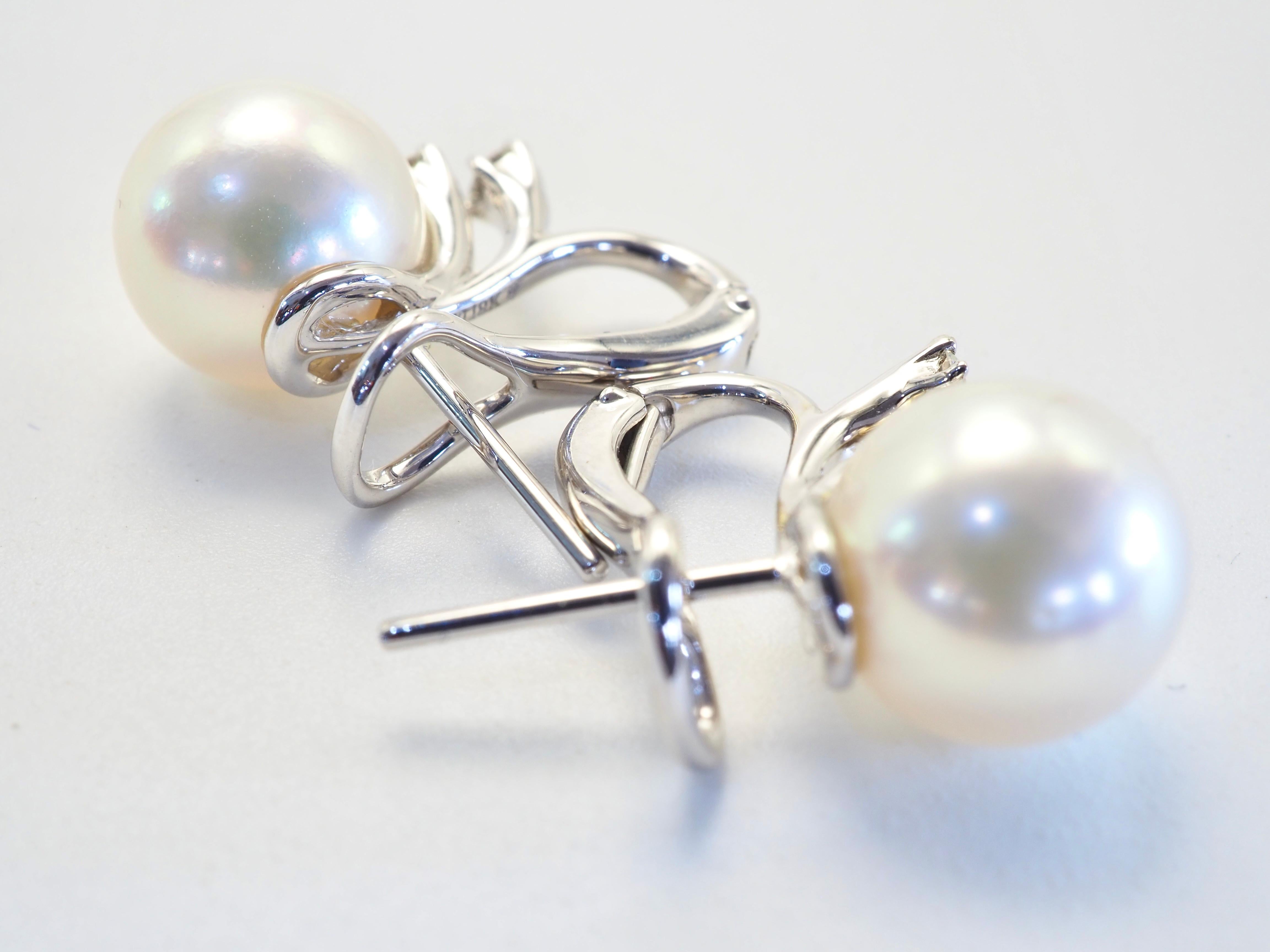 Boucles d'oreilles clips en or blanc 18 carats perle des mers du sud de 9 mm et diamant de 0,18 carats en vente 1