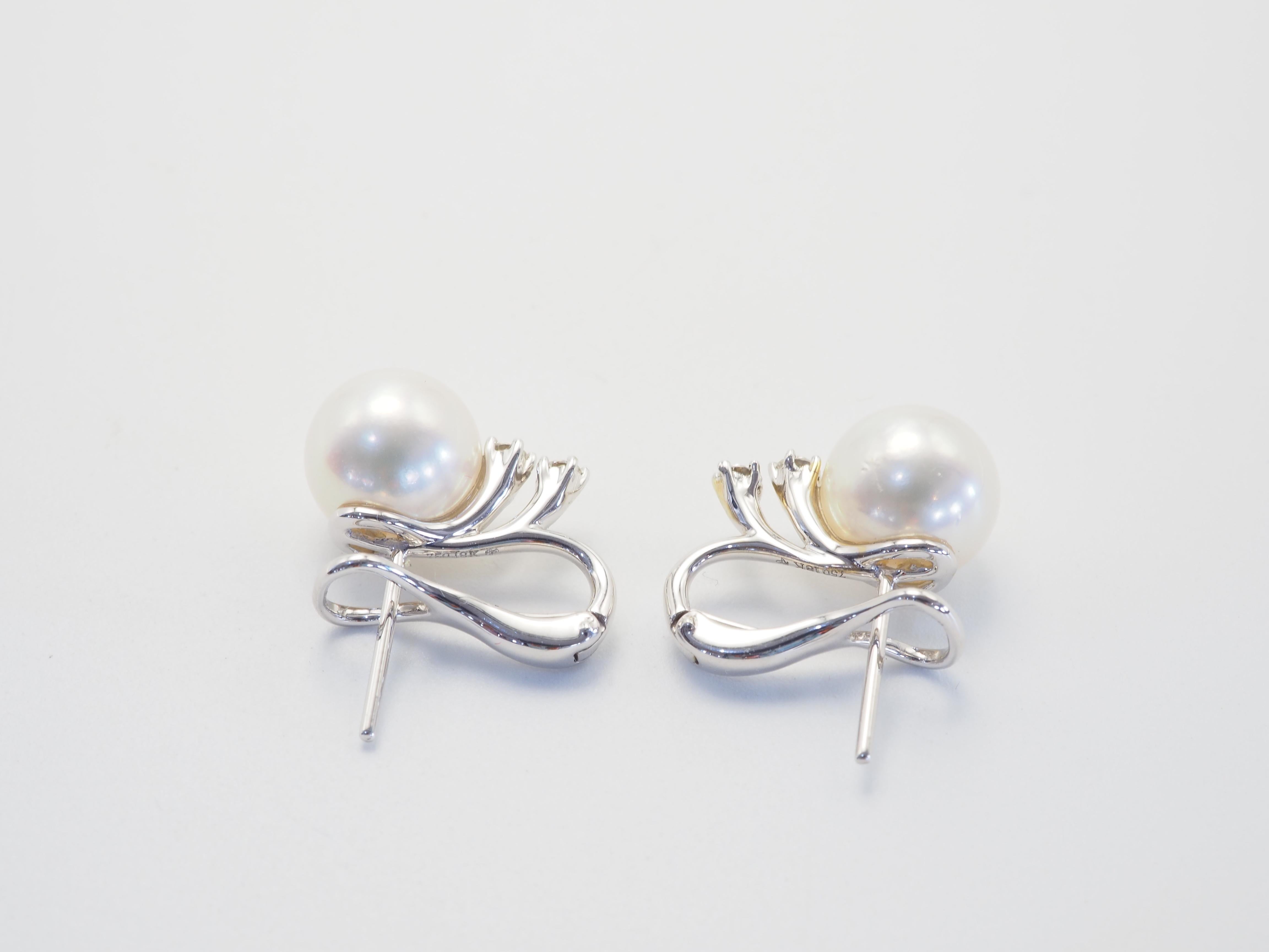 Boucles d'oreilles clips en or blanc 18 carats perle des mers du sud de 9 mm et diamant de 0,18 carats en vente 2