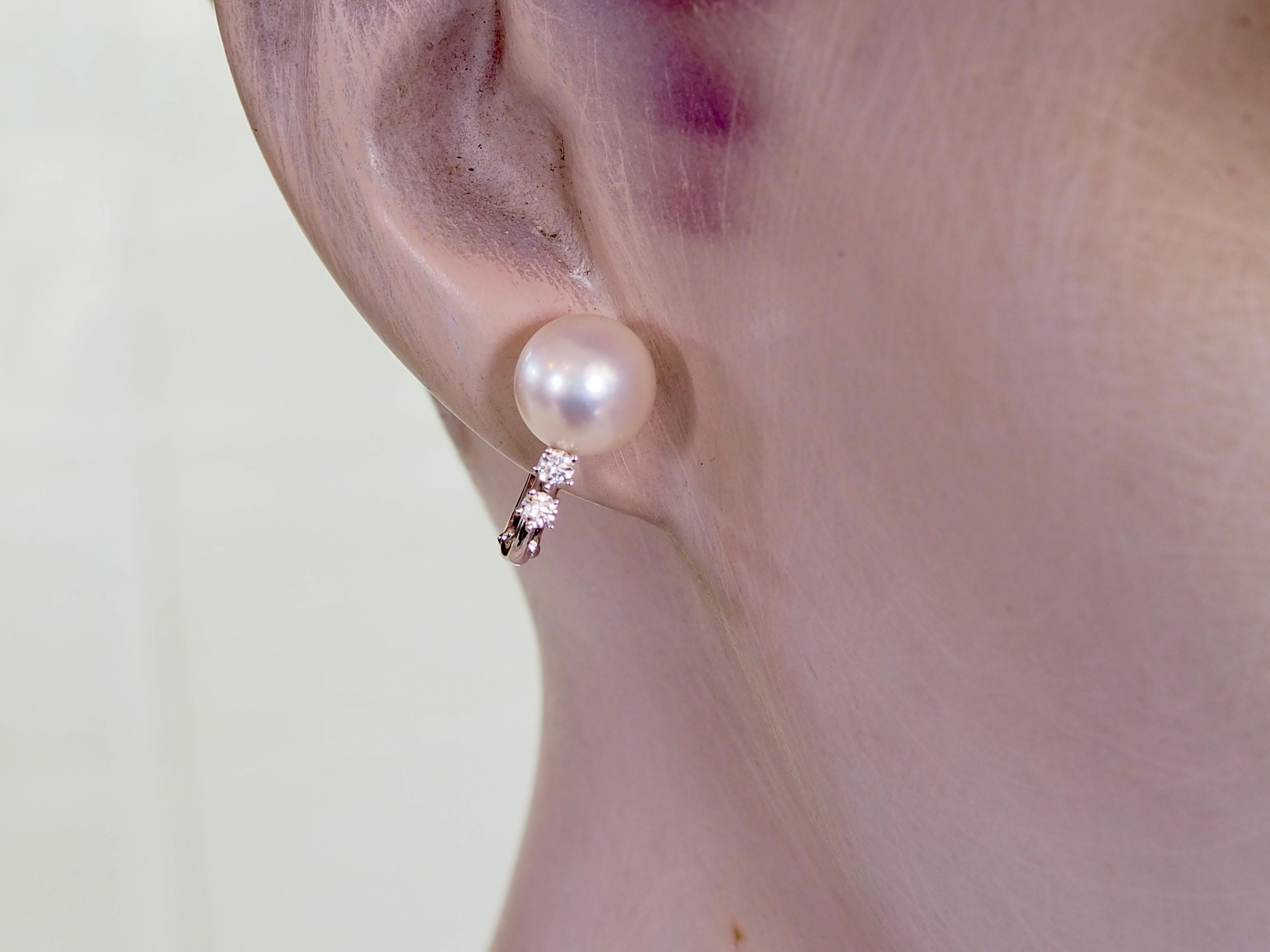 Boucles d'oreilles clips en or blanc 18 carats perle des mers du sud de 9 mm et diamant de 0,18 carats en vente 3