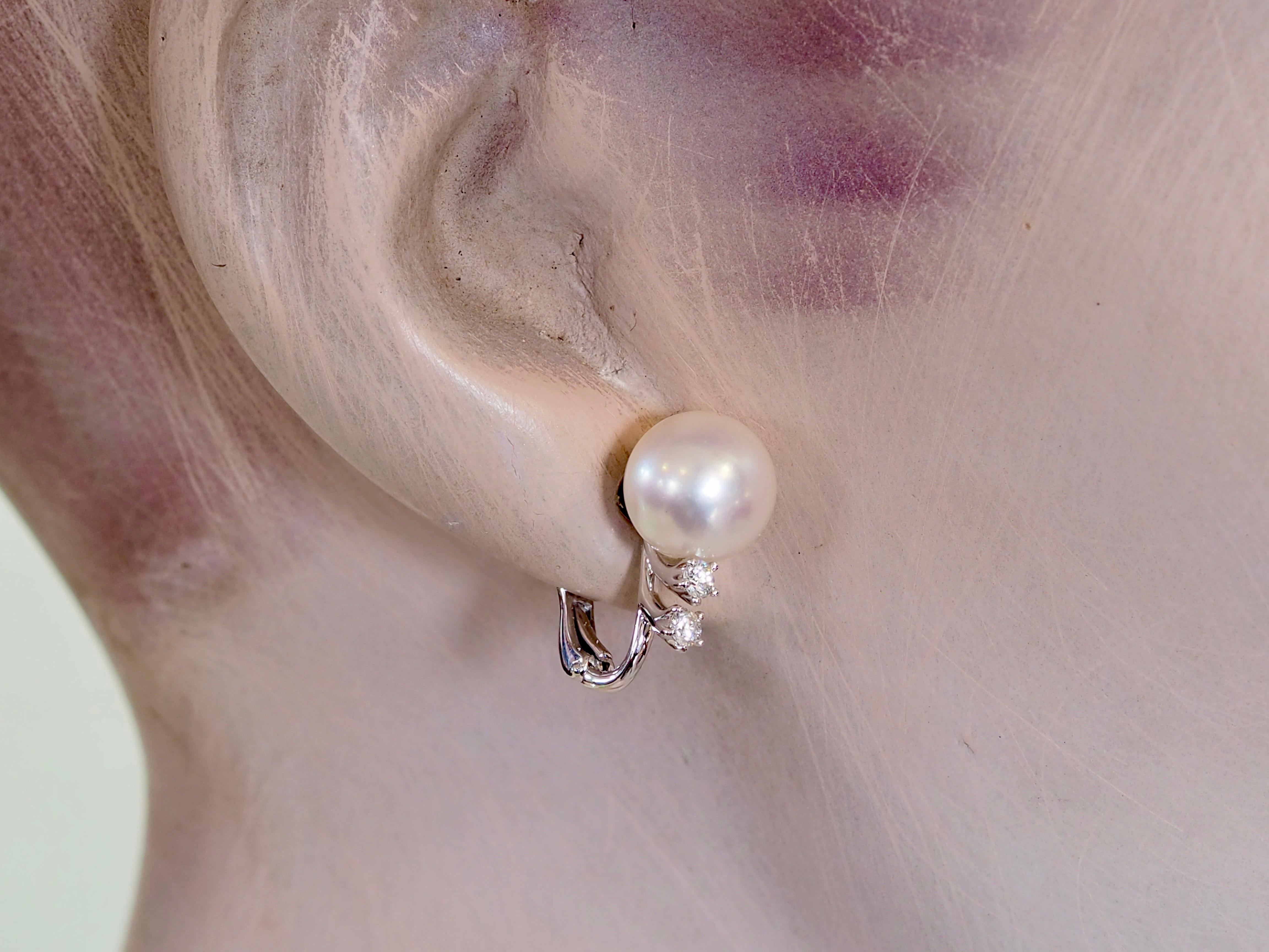 Boucles d'oreilles clips en or blanc 18 carats perle des mers du sud de 9 mm et diamant de 0,18 carats en vente 4