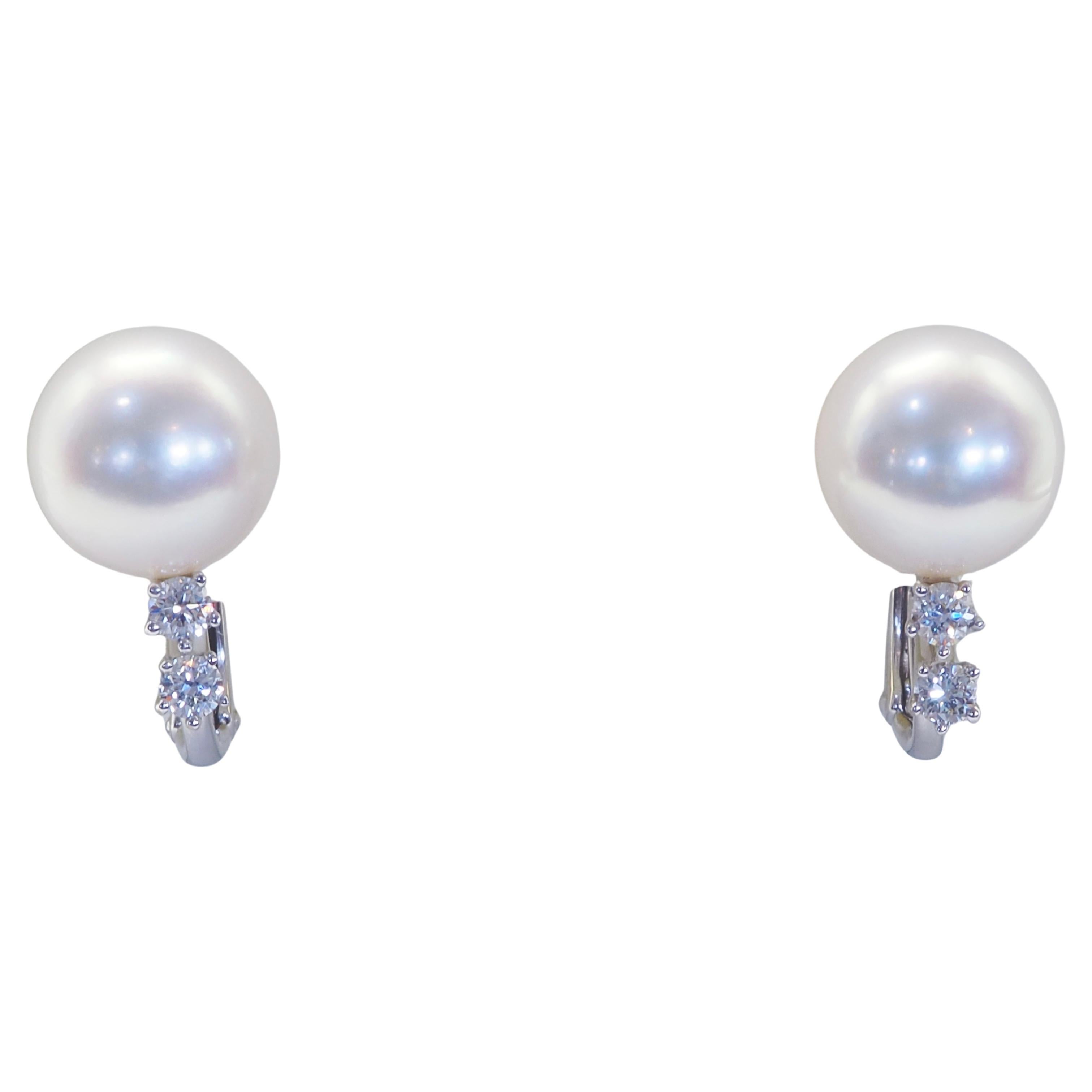 Boucles d'oreilles clips en or blanc 18 carats perle des mers du sud de 9 mm et diamant de 0,18 carats en vente