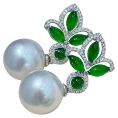 Orecchini di giadeite e perle dei mari del sud con fiore di mercurio