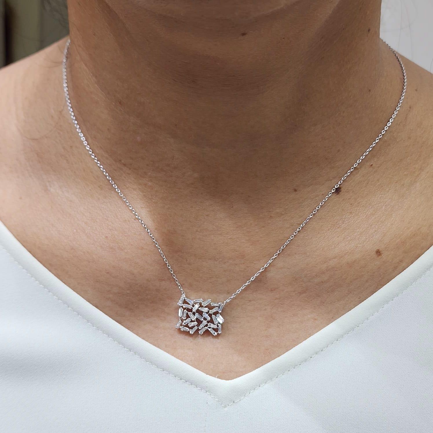 Collier pendentif en or blanc 18 carats avec diamants Taper Pour femmes en vente