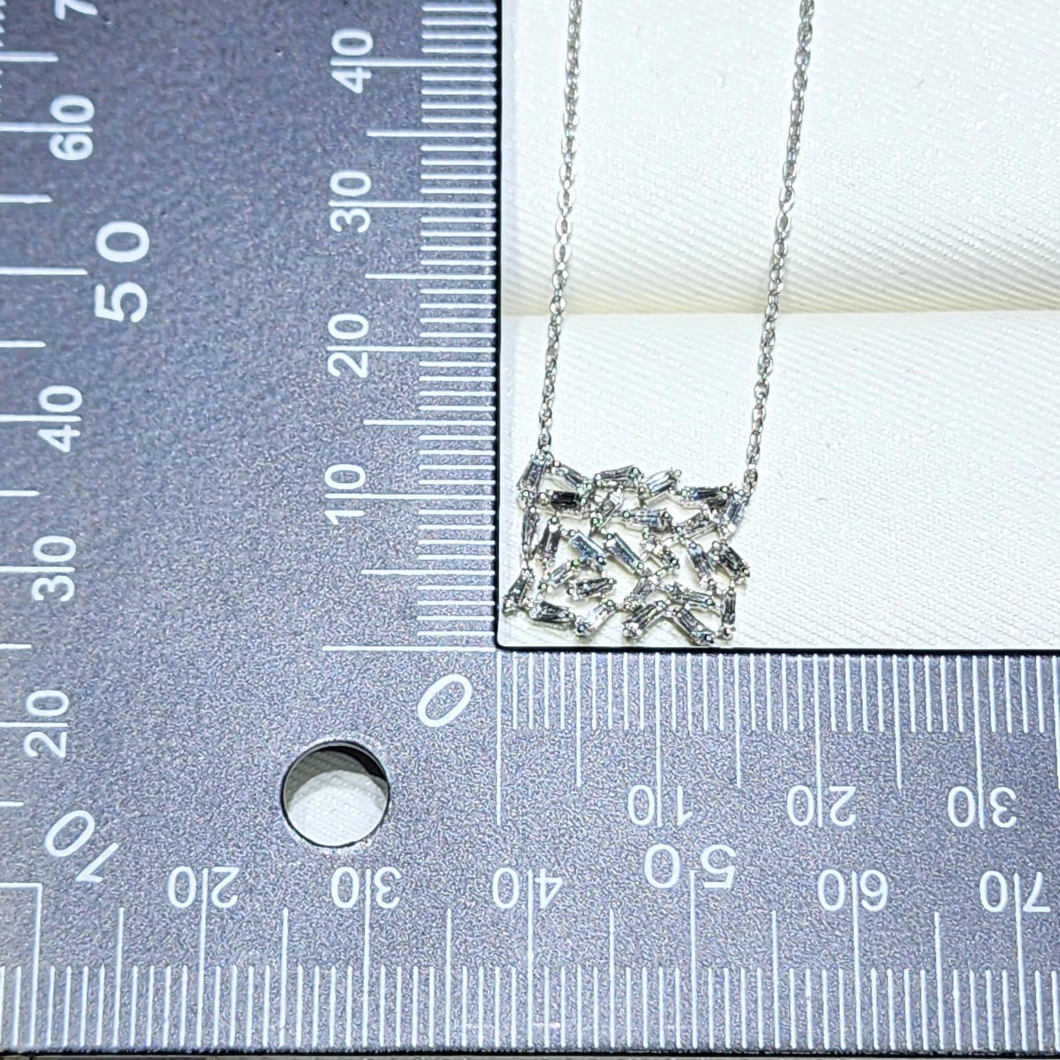 Collier pendentif en or blanc 18 carats avec diamants Taper en vente 1