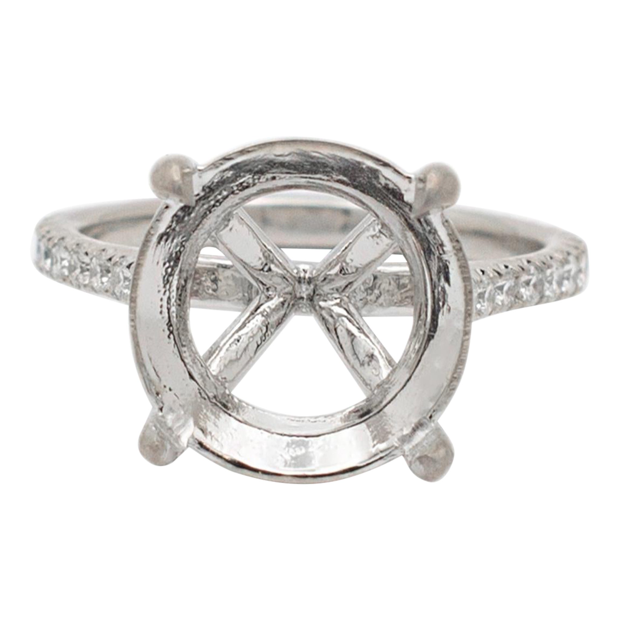 Anillo de compromiso de oro blanco de 18 quilates con diamante redondo acentuado semimontado