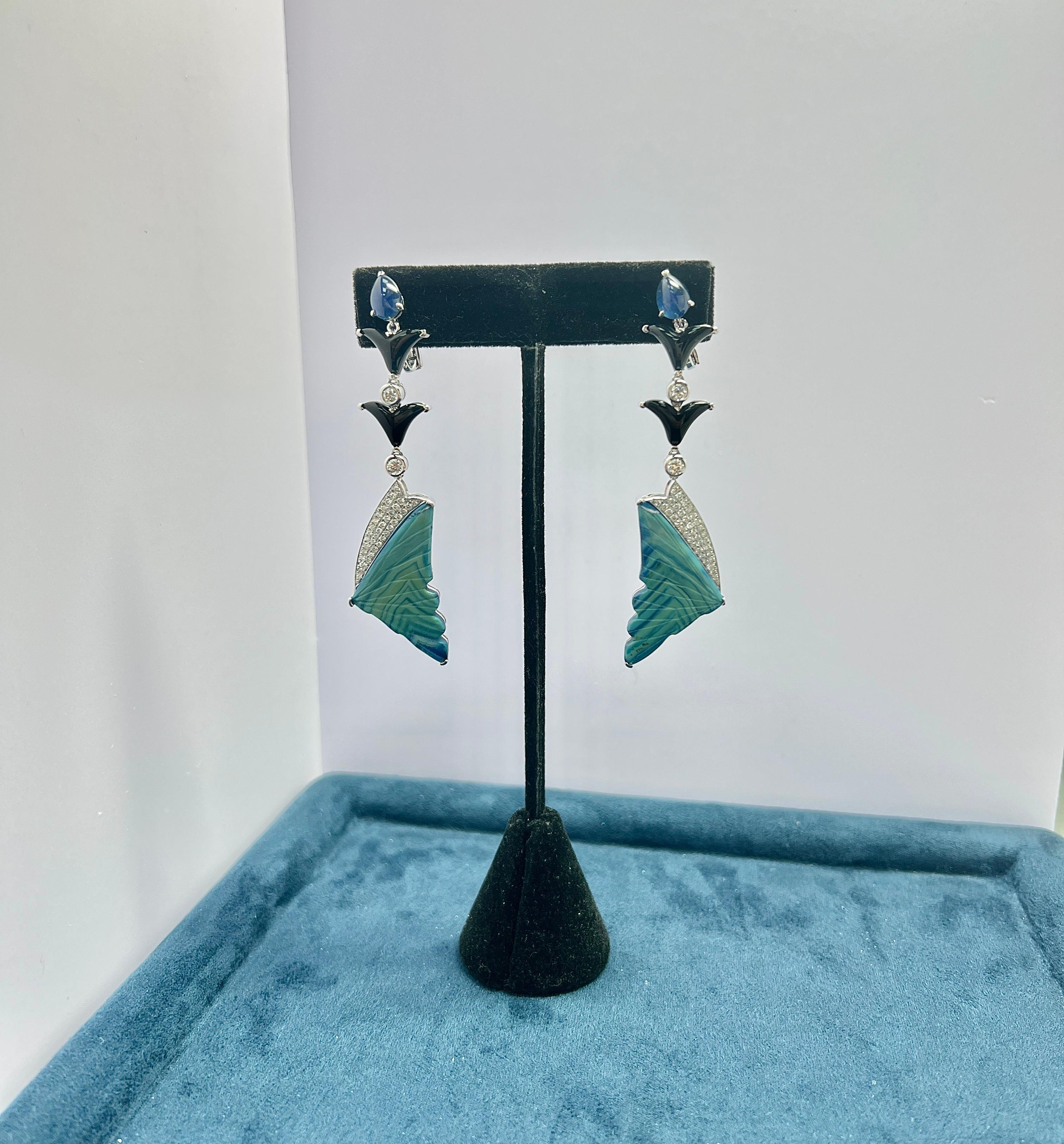 Donna Orecchini ad ala di farfalla in oro bianco 18k, agata, onice, zaffiro e diamante in vendita