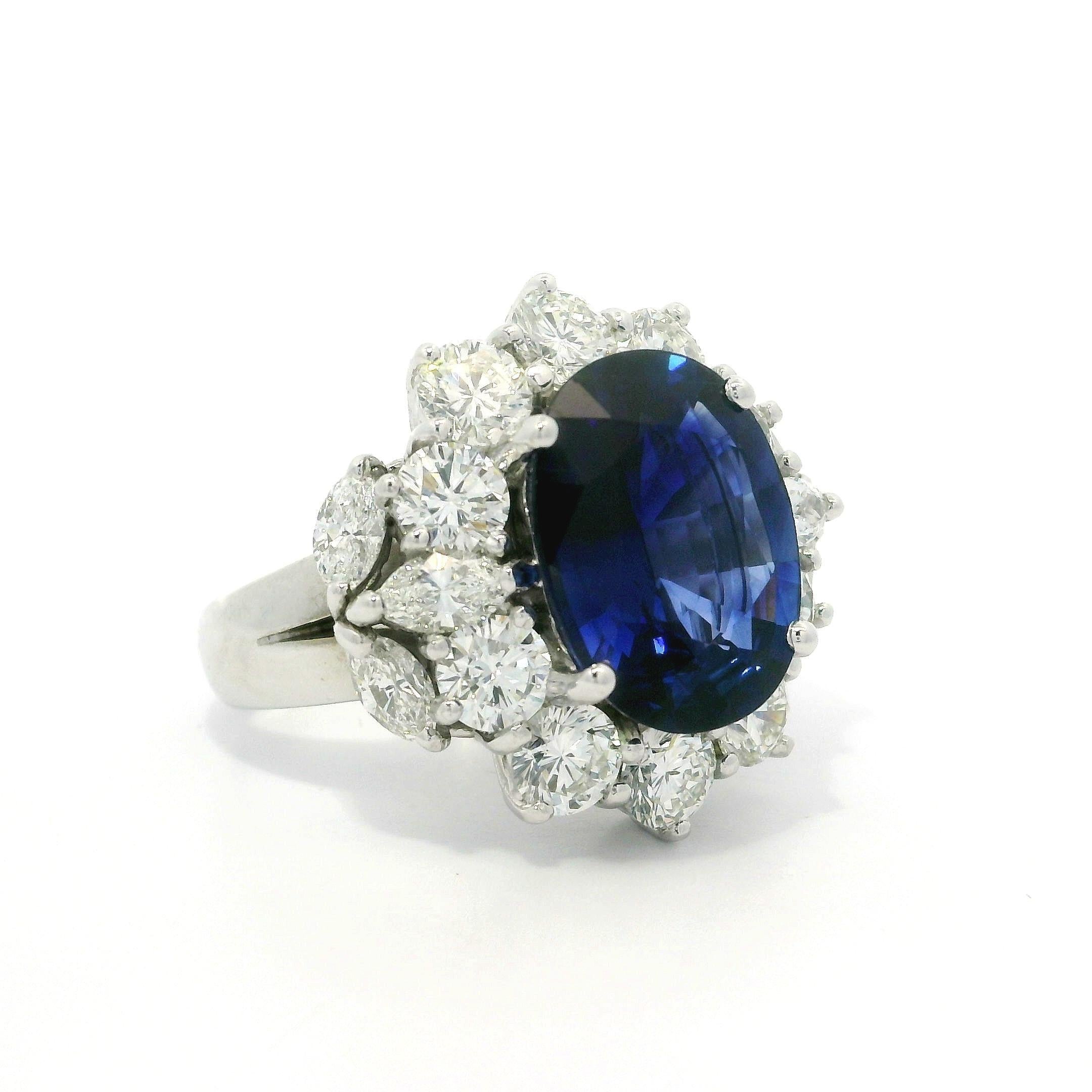 Bague en or blanc 18k AGL 9.57ctw Oval Royal Blue Sapphire w/ Large Diamonds en vente 6