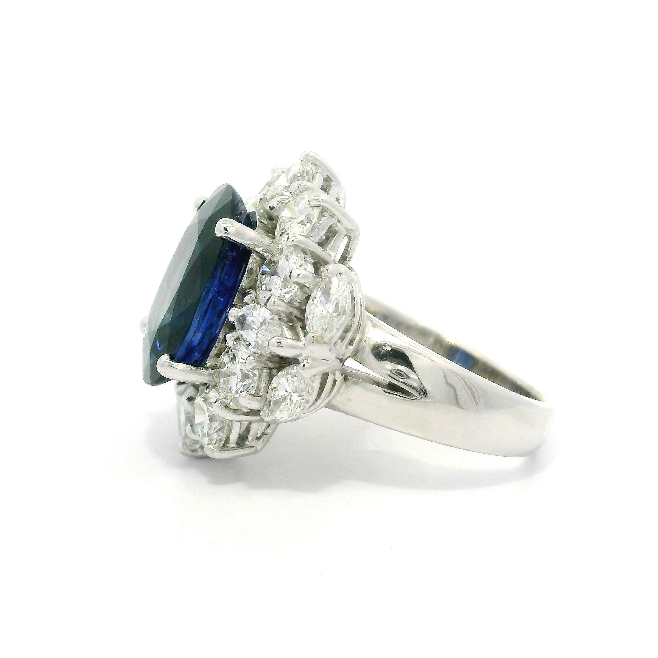 Bague en or blanc 18k AGL 9.57ctw Oval Royal Blue Sapphire w/ Large Diamonds en vente 7