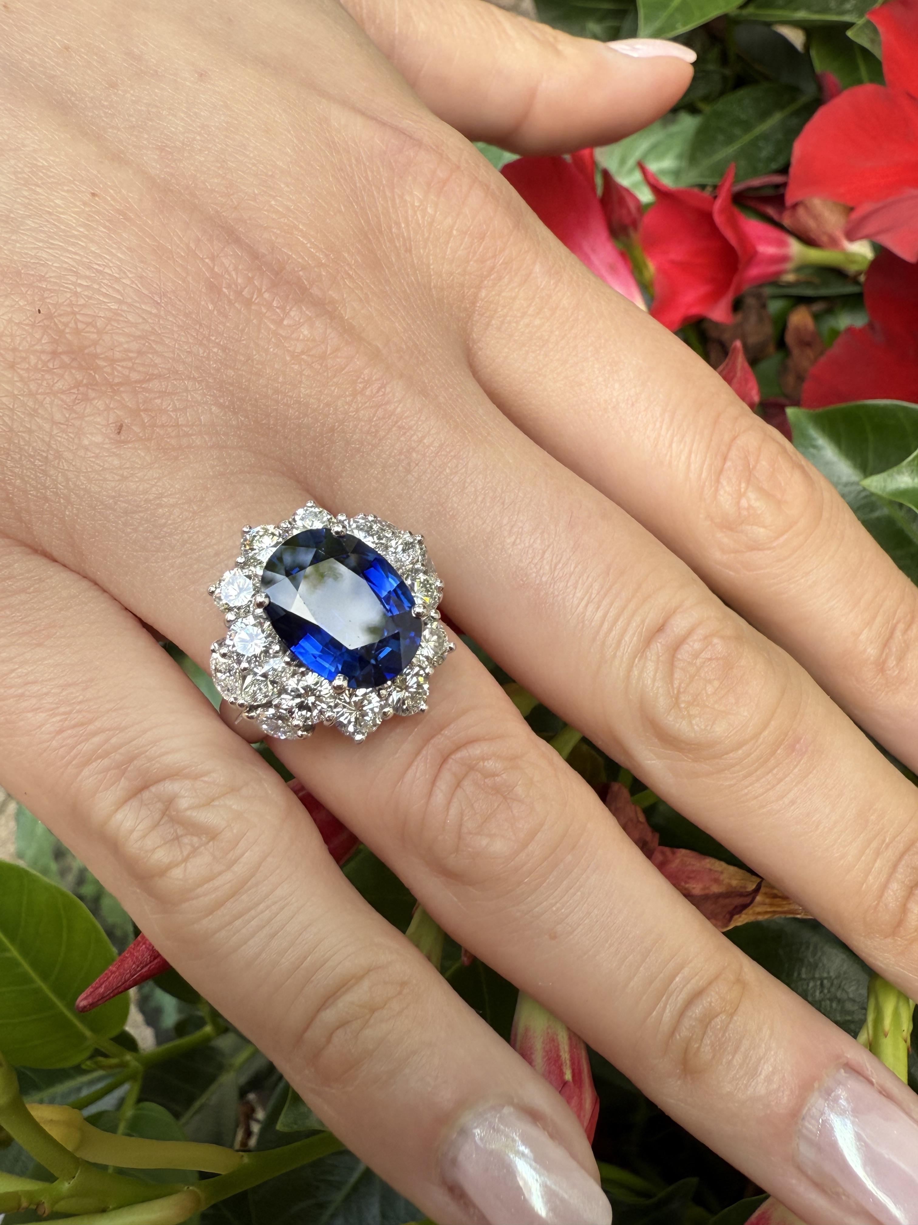 Bague en or blanc 18k AGL 9.57ctw Oval Royal Blue Sapphire w/ Large Diamonds en vente 8