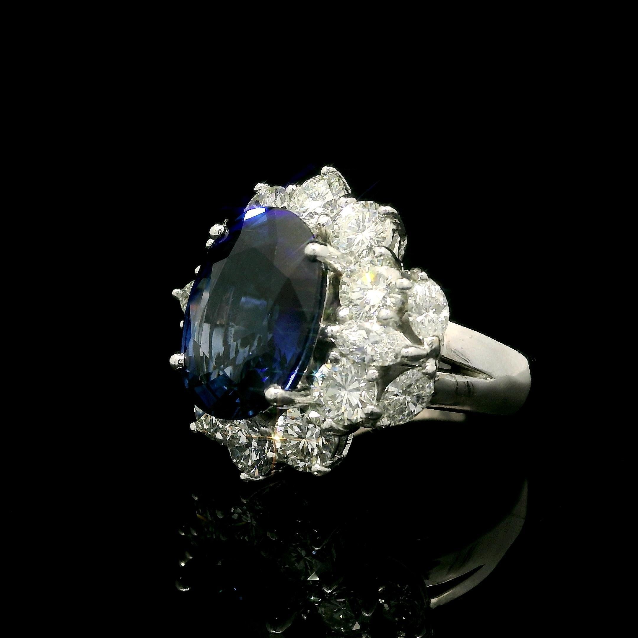 Bague en or blanc 18k AGL 9.57ctw Oval Royal Blue Sapphire w/ Large Diamonds Excellent état - En vente à Montclair, NJ