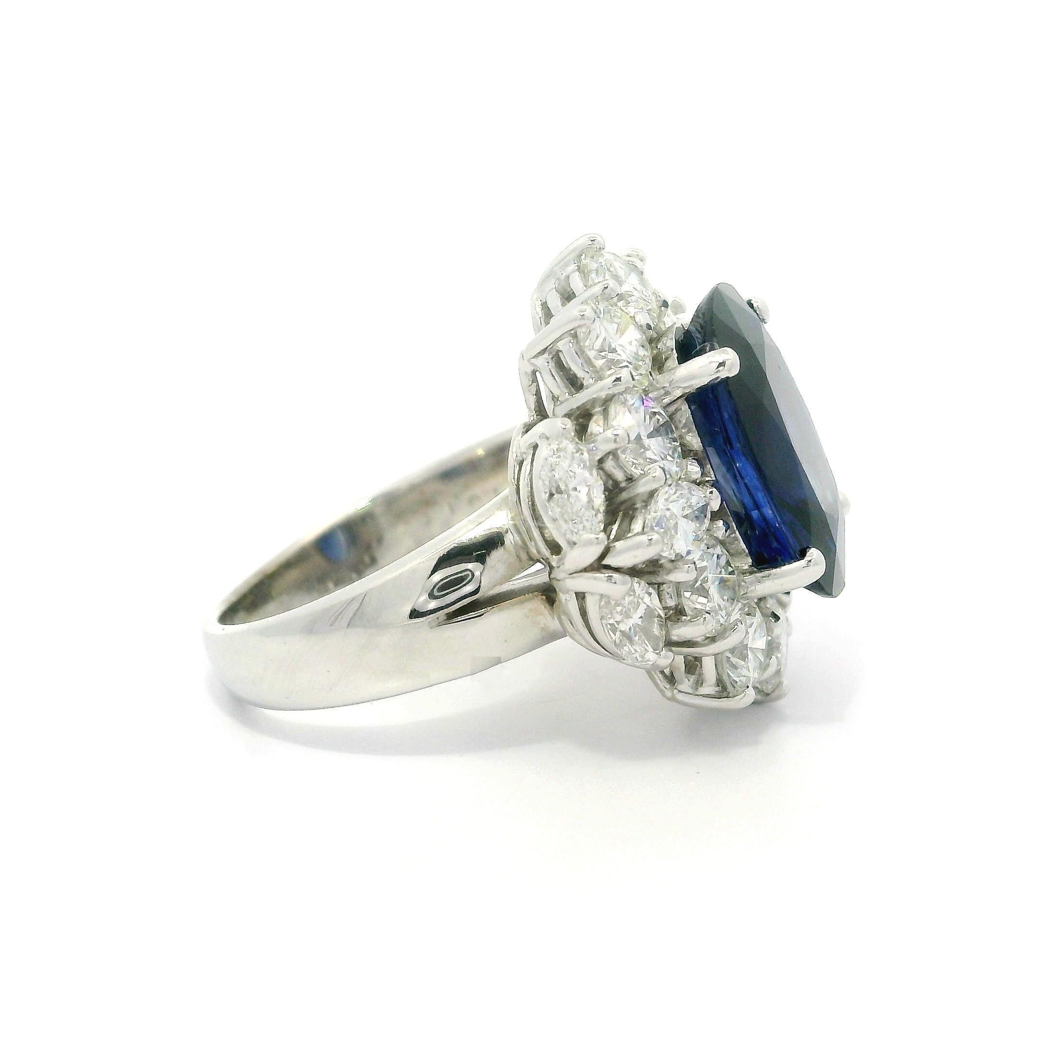 Bague en or blanc 18k AGL 9.57ctw Oval Royal Blue Sapphire w/ Large Diamonds en vente 1