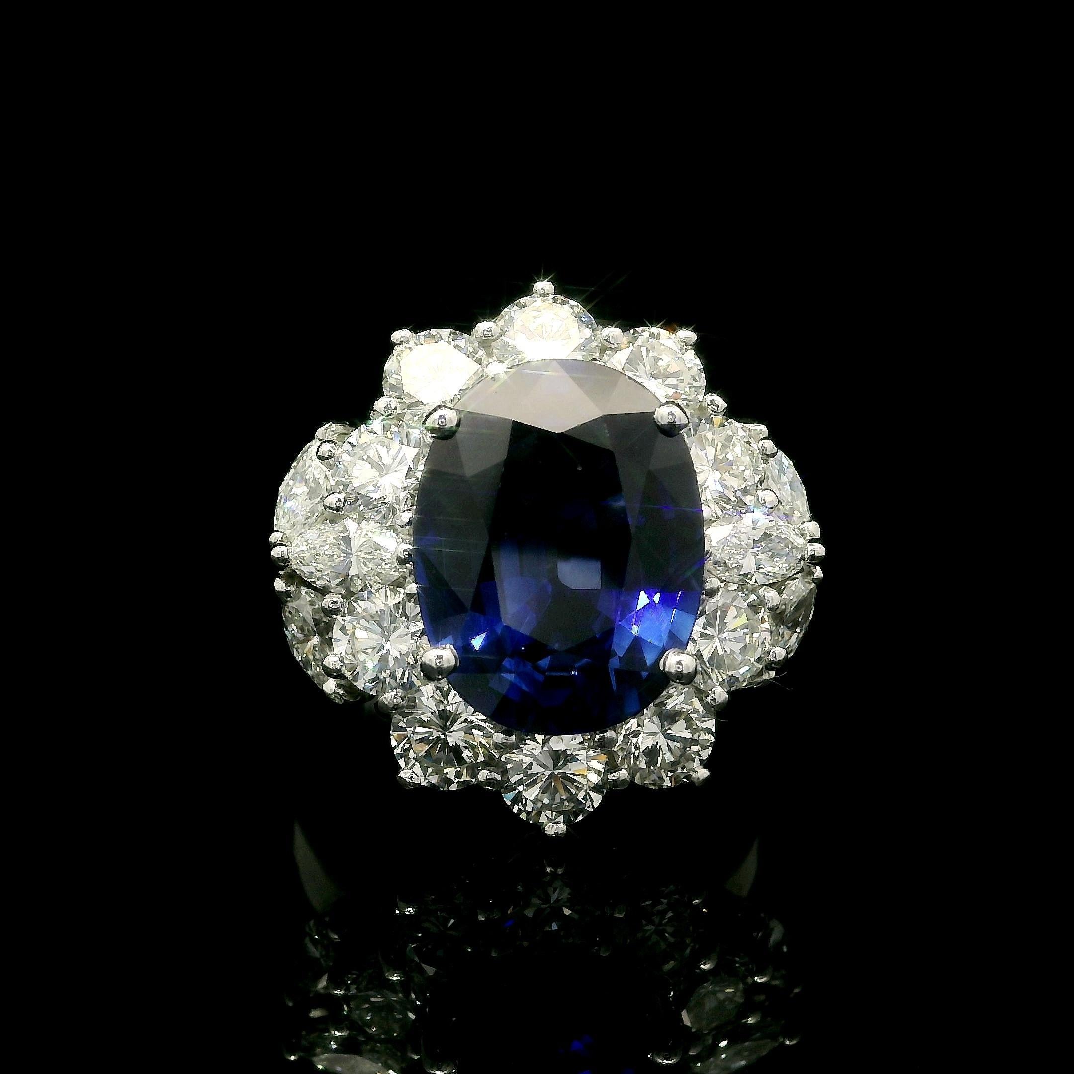 Bague en or blanc 18k AGL 9.57ctw Oval Royal Blue Sapphire w/ Large Diamonds en vente 2