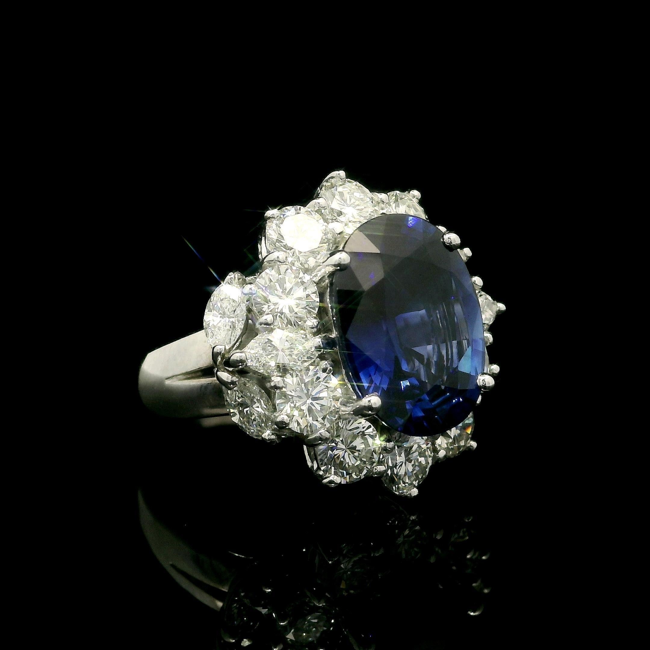 Bague en or blanc 18k AGL 9.57ctw Oval Royal Blue Sapphire w/ Large Diamonds en vente 3