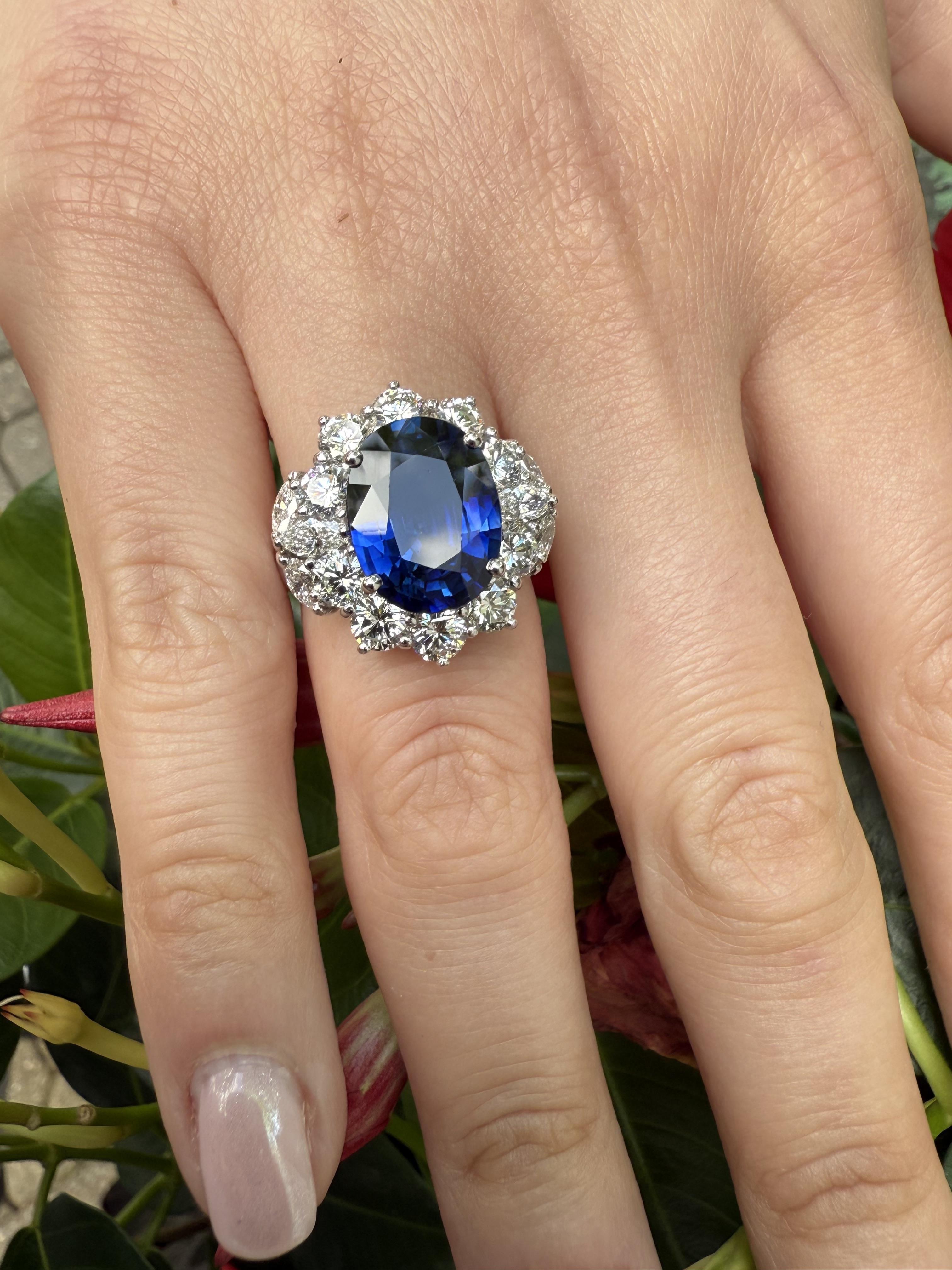 Bague en or blanc 18k AGL 9.57ctw Oval Royal Blue Sapphire w/ Large Diamonds en vente 4