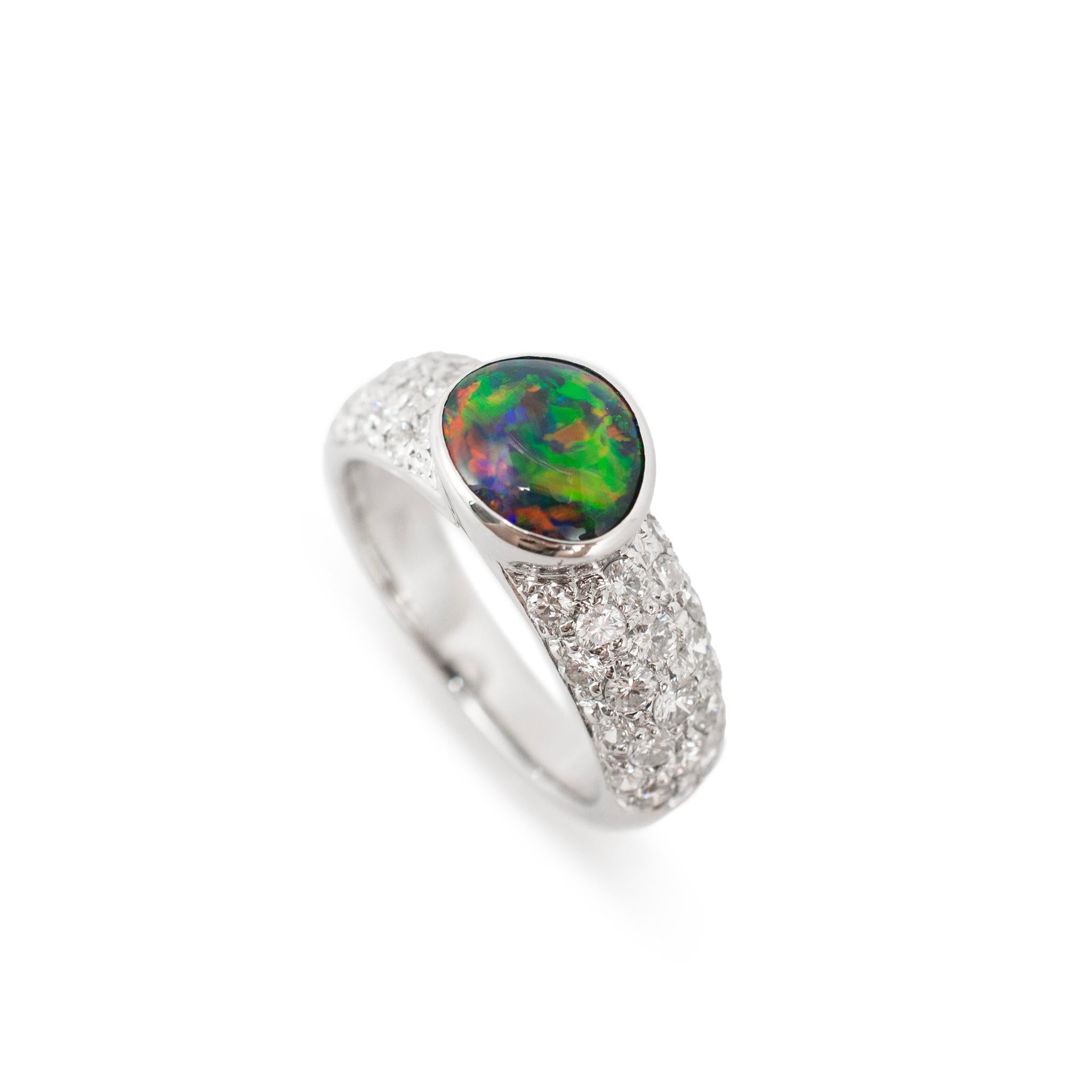 Geschlecht: Damen 

Metall Typ: 18K Weißgold

Ringgröße: 5.5

Breite: 5,25 mm 

Gewicht: 6,21 Gramm

Damen-Cocktailring aus rhodiniertem 18-karätigem Weißgold mit Diamanten und Opalen und halbrundem Schaft. Eingraviert mit 