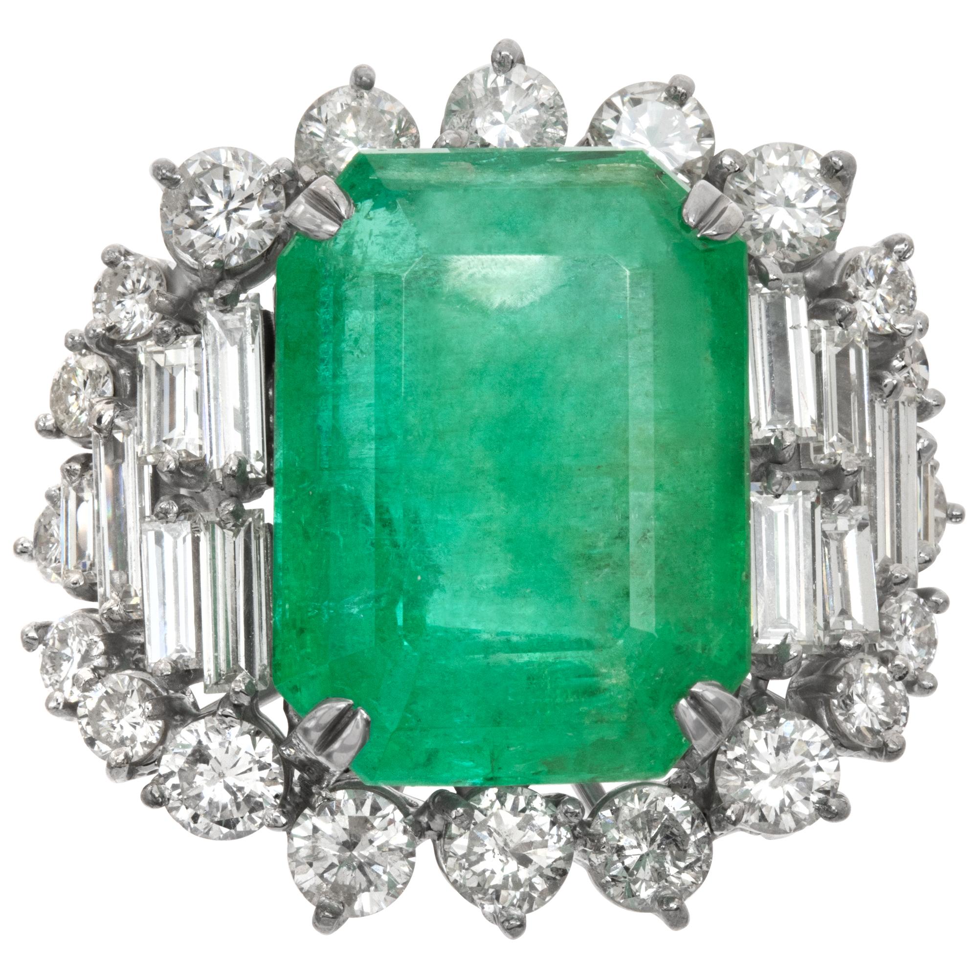 AGL-zertifiziert, natürliche Beryll kolumbianischen Smaragd, 24,87 Karat Zentrum und 5,48 Karat Diamanten Ring in 18k Weißgold. Natürliches Rechteck, gemischter Schliff Smaragd aus Kolumbien Maße: 20,52 x 15,27 x 11,12 mm. Diamanten im Baguette- und