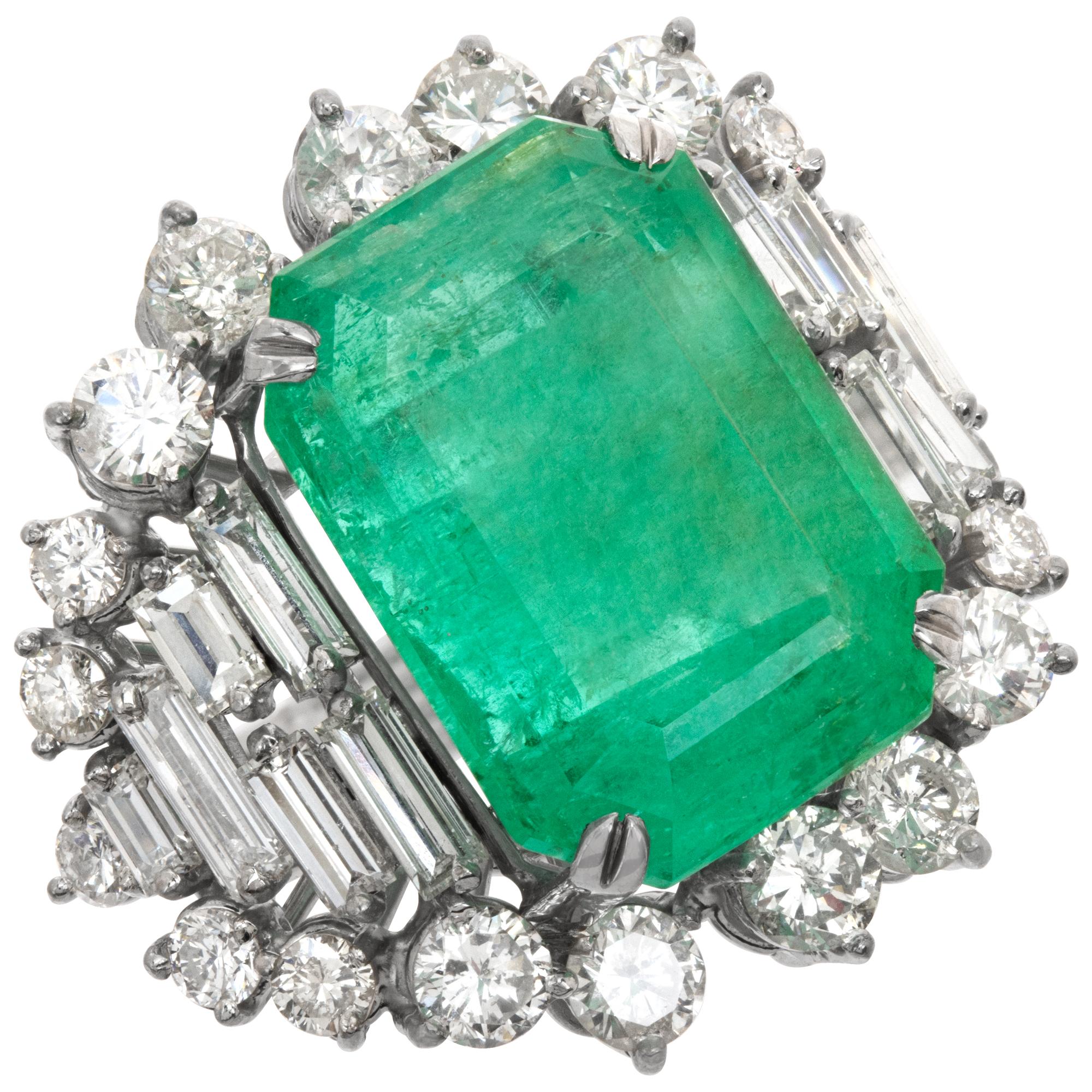 18 Karat Weißgold AGL-zertifizierter, natürlicher Beryll kolumbianischer Smaragd-Diamantring mit Smaragd im Zustand „Hervorragend“ im Angebot in Surfside, FL
