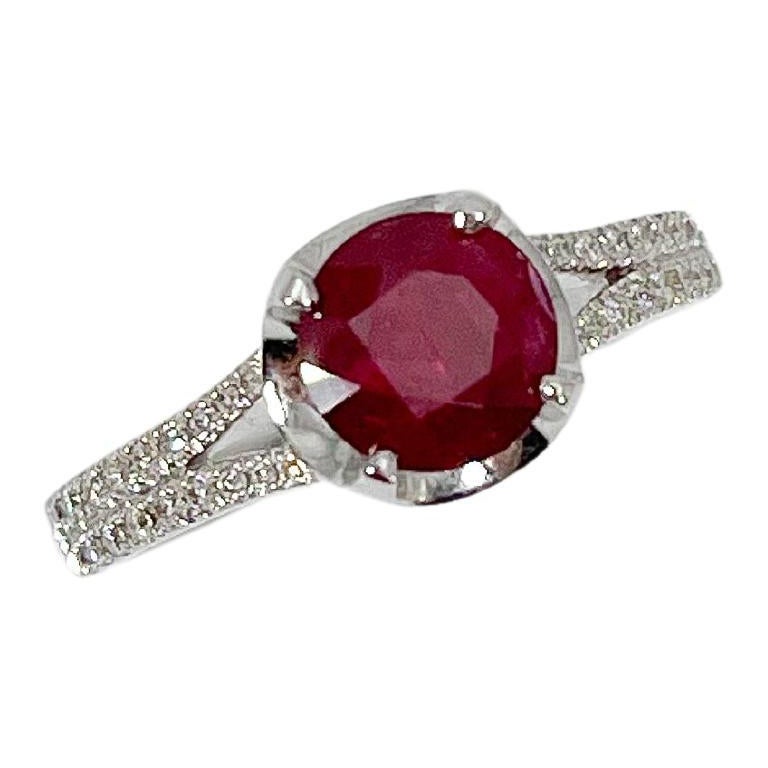 Bague Allure en or blanc 18K à pans coupés Rubis/Diamant 1.84 Carat .16CTW en vente