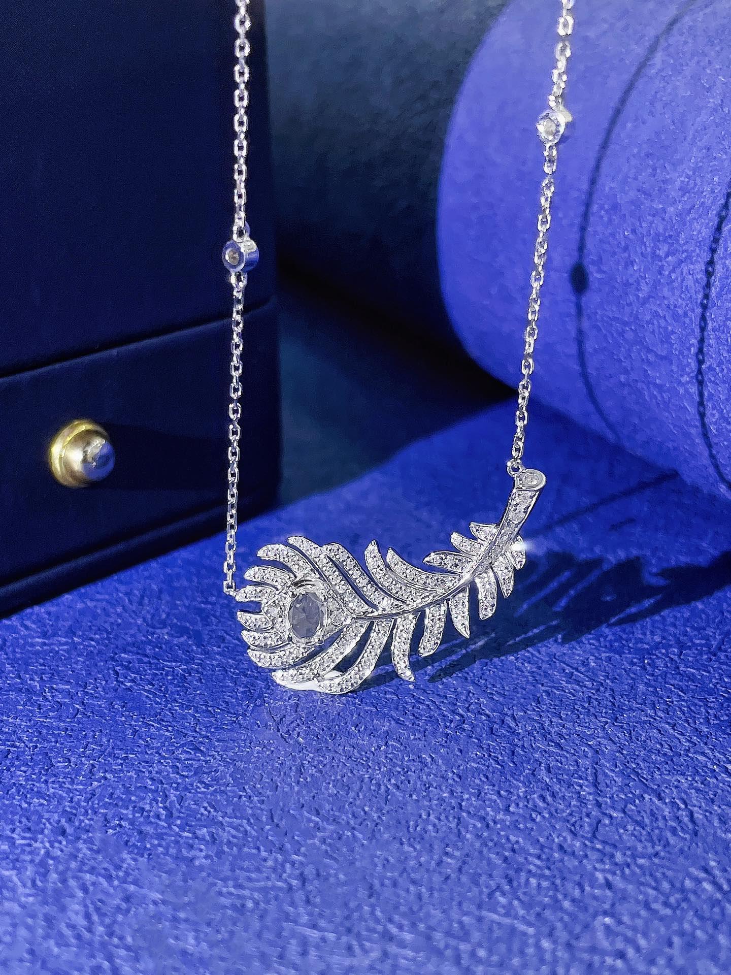 18K White Gold an Elliptical Feather Necklace with White Natural Diamonds
Inspired by nature, this delicate 18K white gold feather necklace features a single oval-cut natural diamond (0.14ct). Its fine craftsmanship and understated elegance make it
