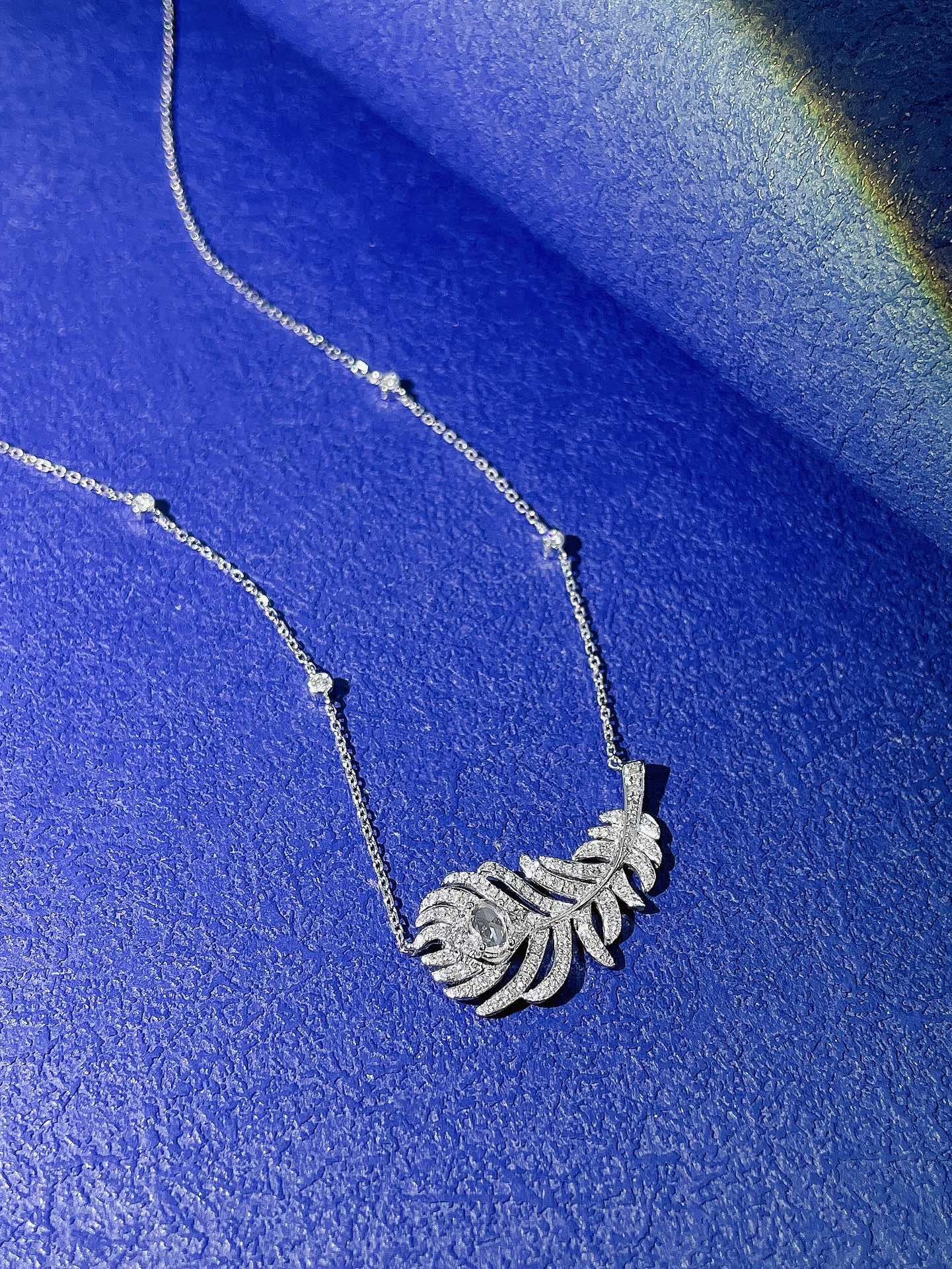 Modern 18K White Gold an Elliptical Feather Necklace with White Natural Diamonds For Sale
