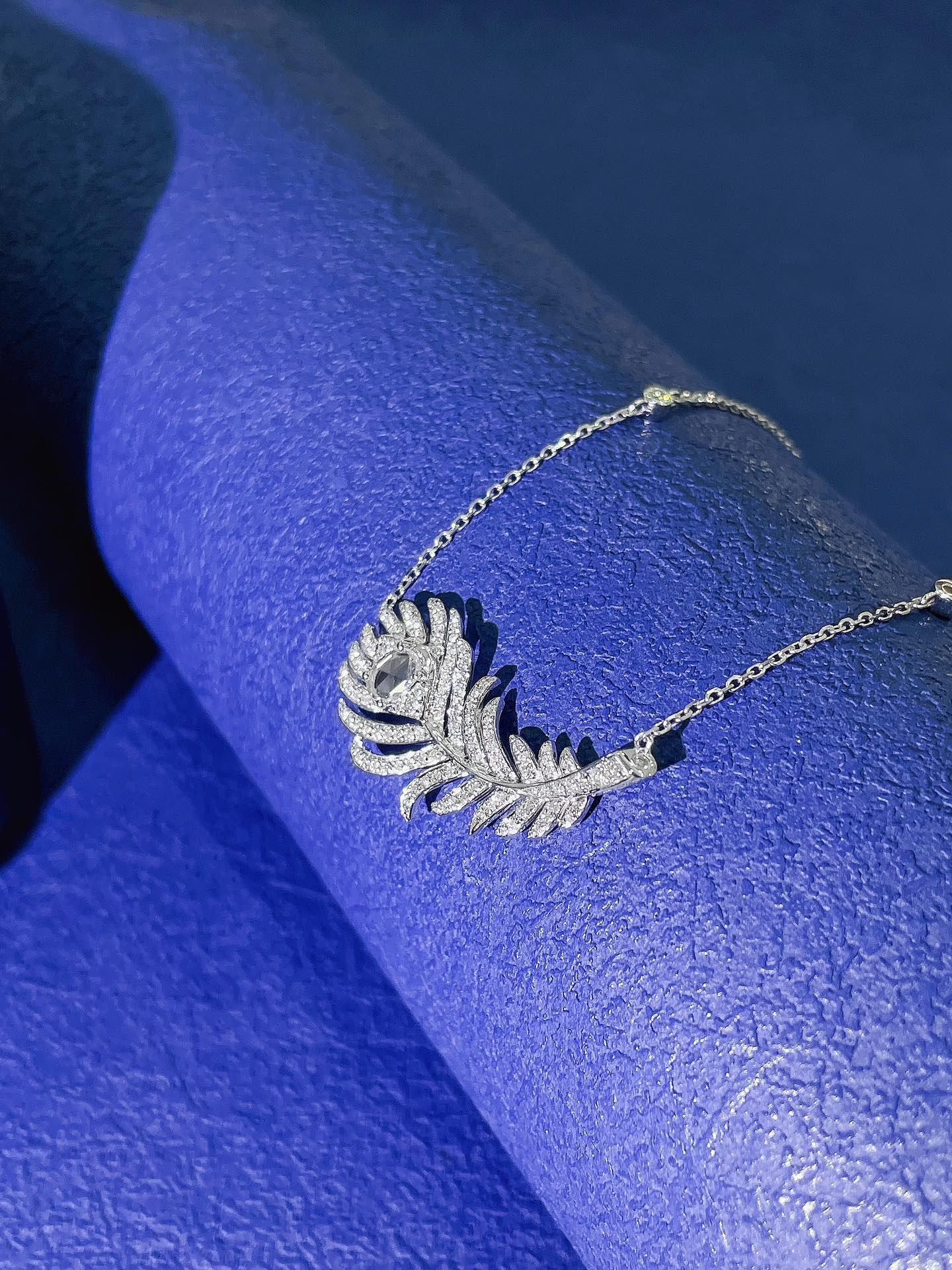 Round Cut 18K White Gold an Elliptical Feather Necklace with White Natural Diamonds For Sale