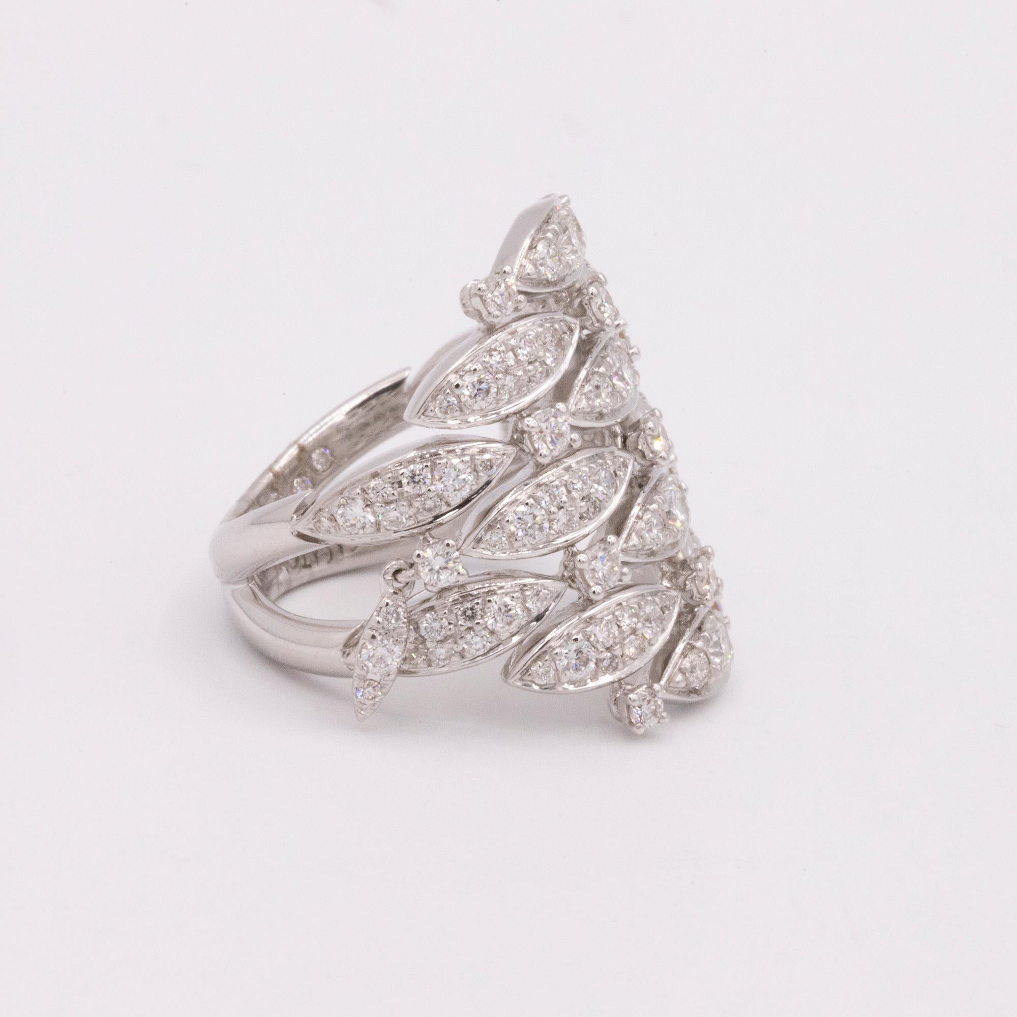 18 Karat Weißgold und 7-reihiger Diamantring (Rundschliff) im Angebot