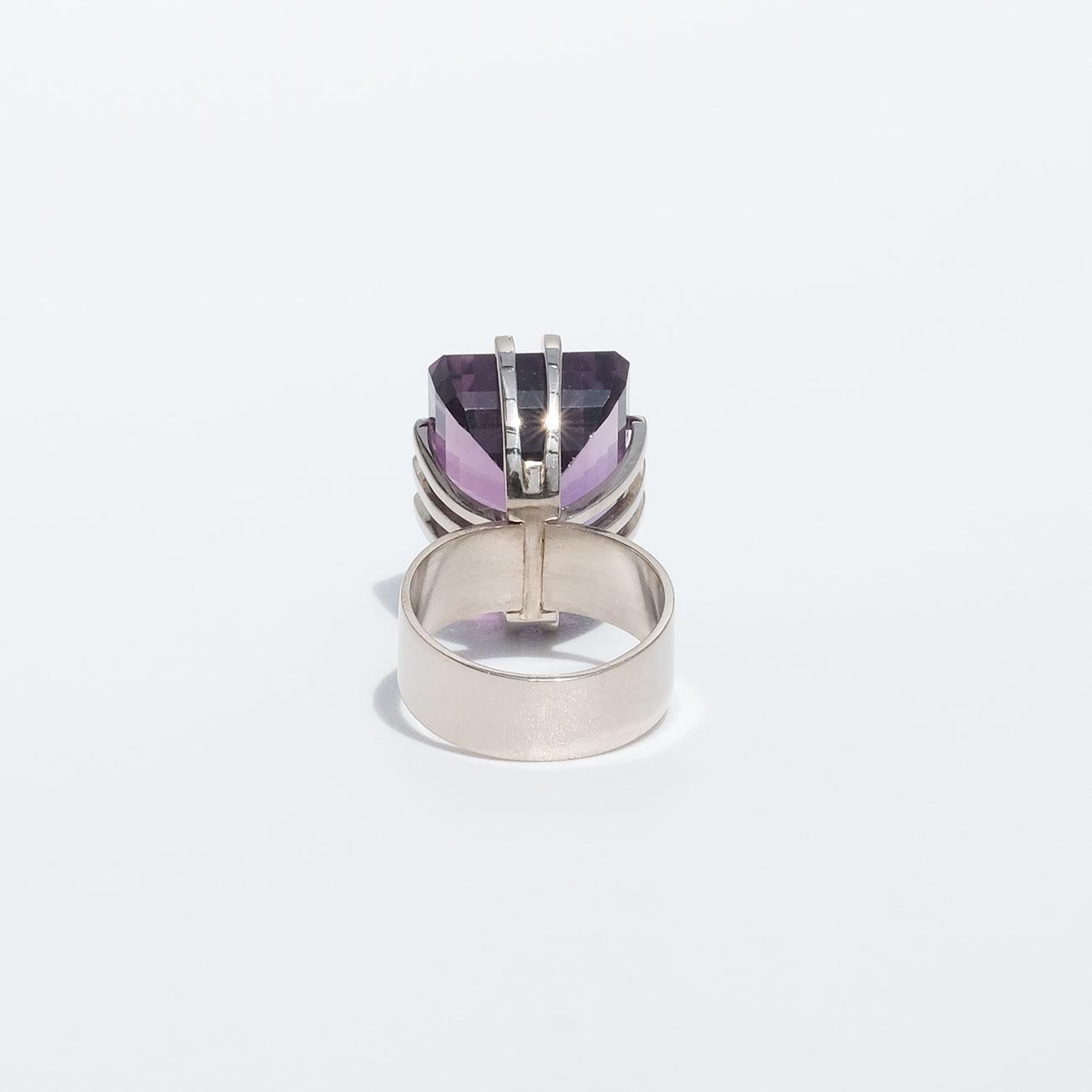 18k White Gold and Amethyst Ring by Swedish Master Burt Edman, Made Year 2003 In Good Condition For Sale In Stockholm, SE