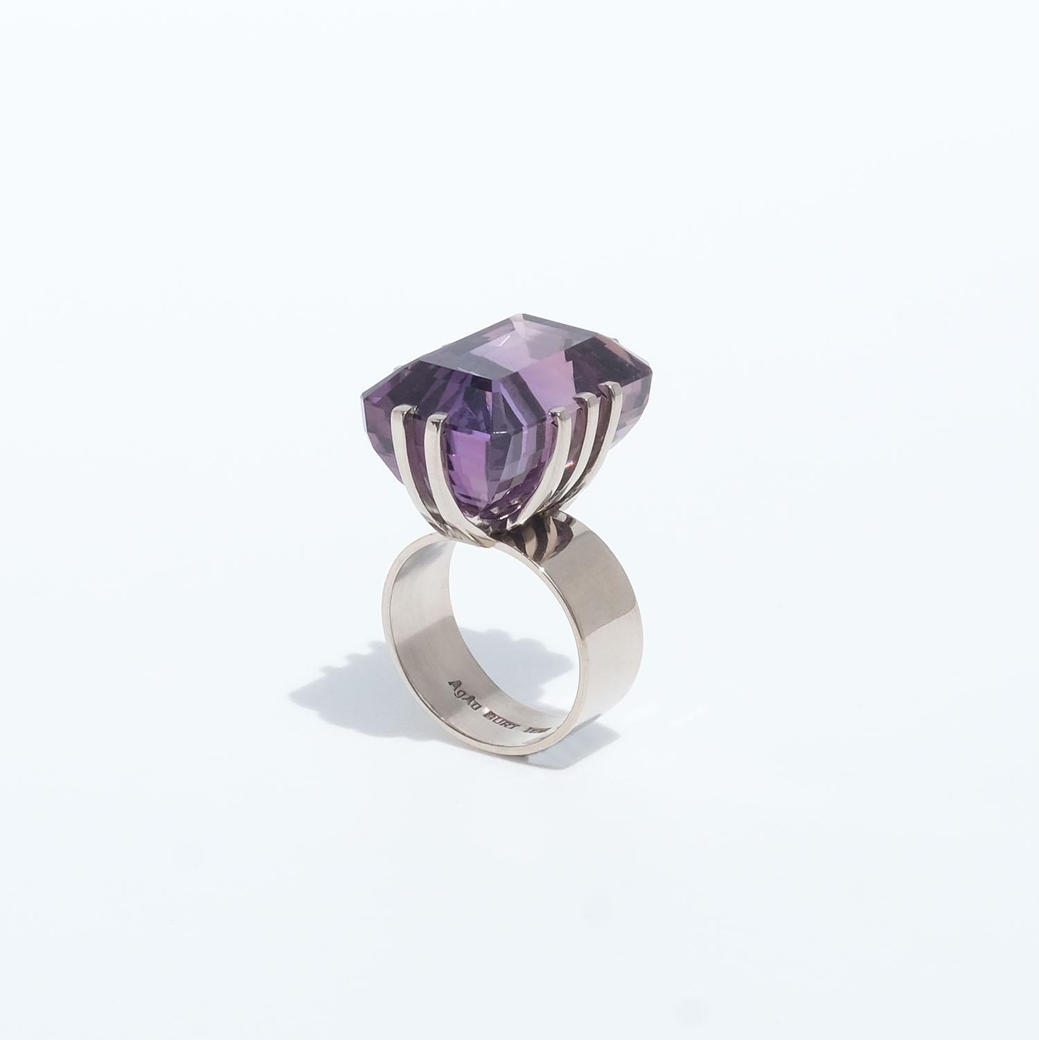 Women's or Men's 18k White Gold and Amethyst Ring by Swedish Master Burt Edman, Made Year 2003 For Sale