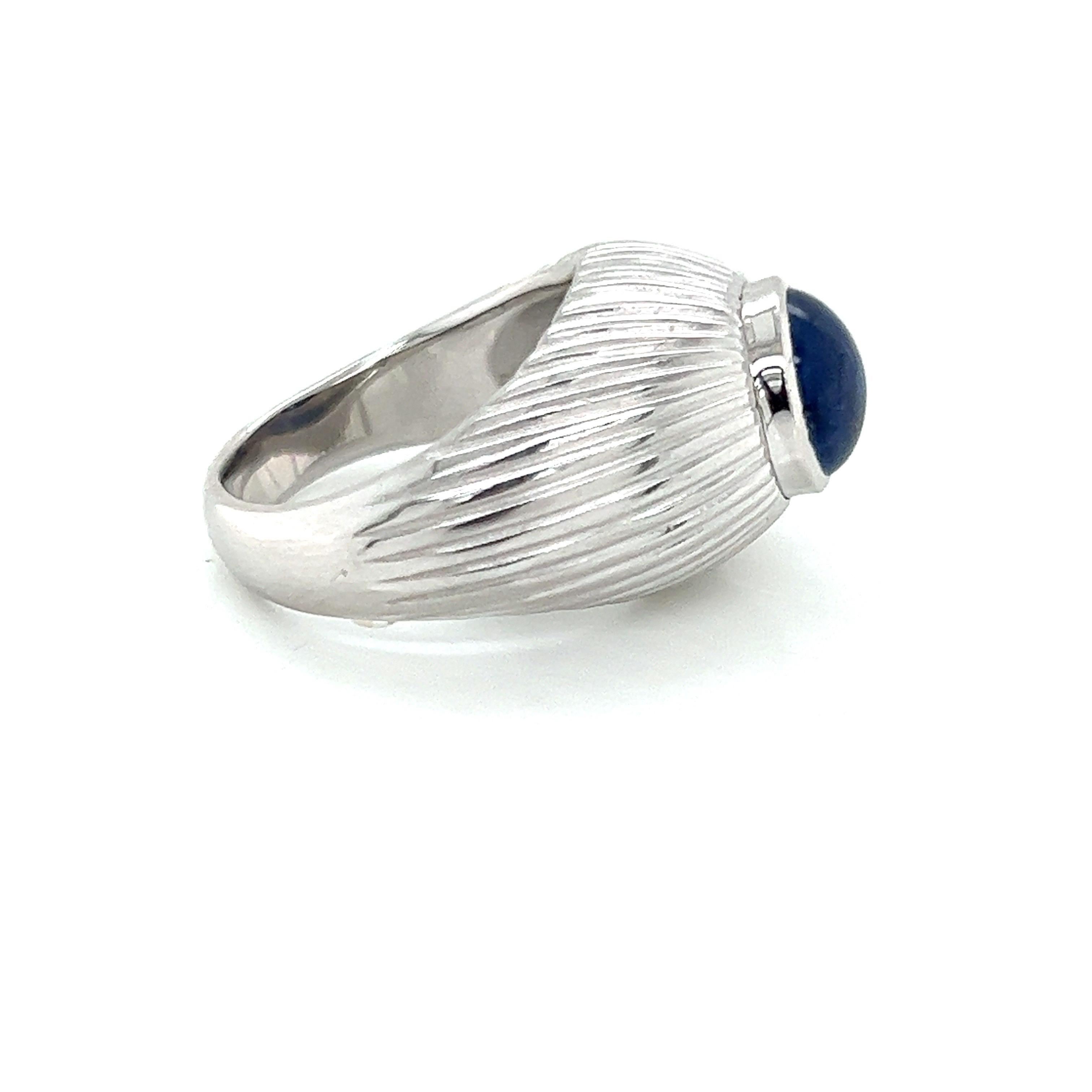 18k White Gold and Approx. 3.5ct Cabochon Sapphire Gents Ring In New Condition For Sale In New York, NY