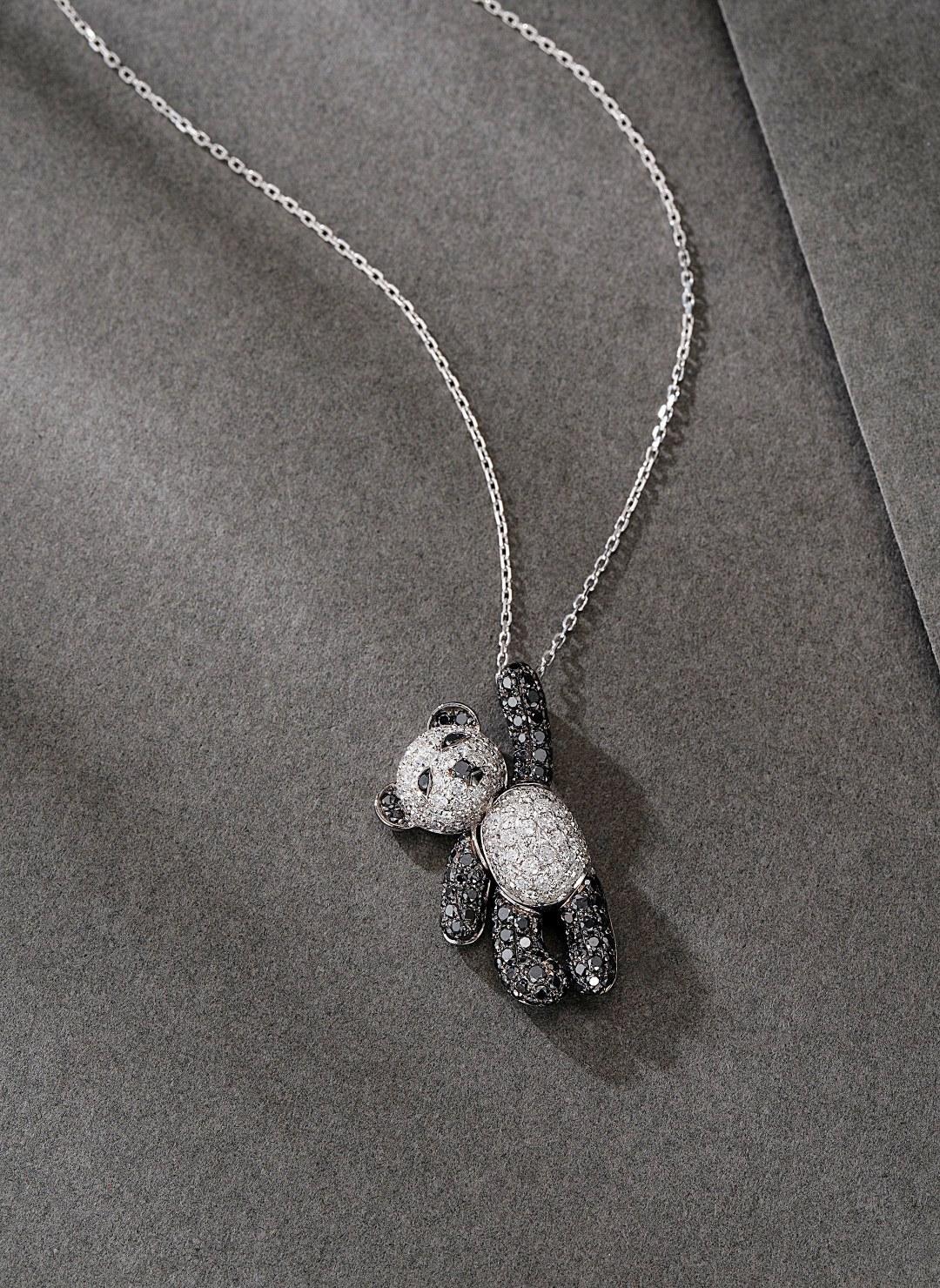 18K White Gold and Black Diamond Bear Necklace In New Condition For Sale In Hong Kong, HK