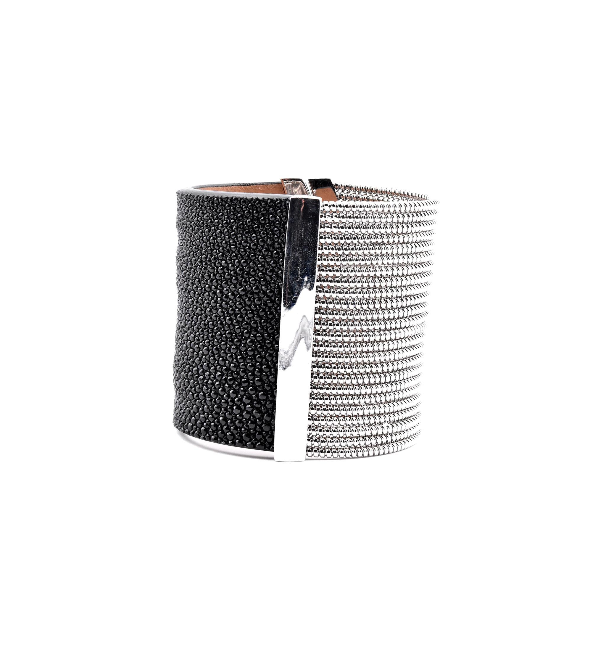 18 Karat White Gold and Black Stingray Cuff Bracelet In Excellent Condition In Scottsdale, AZ