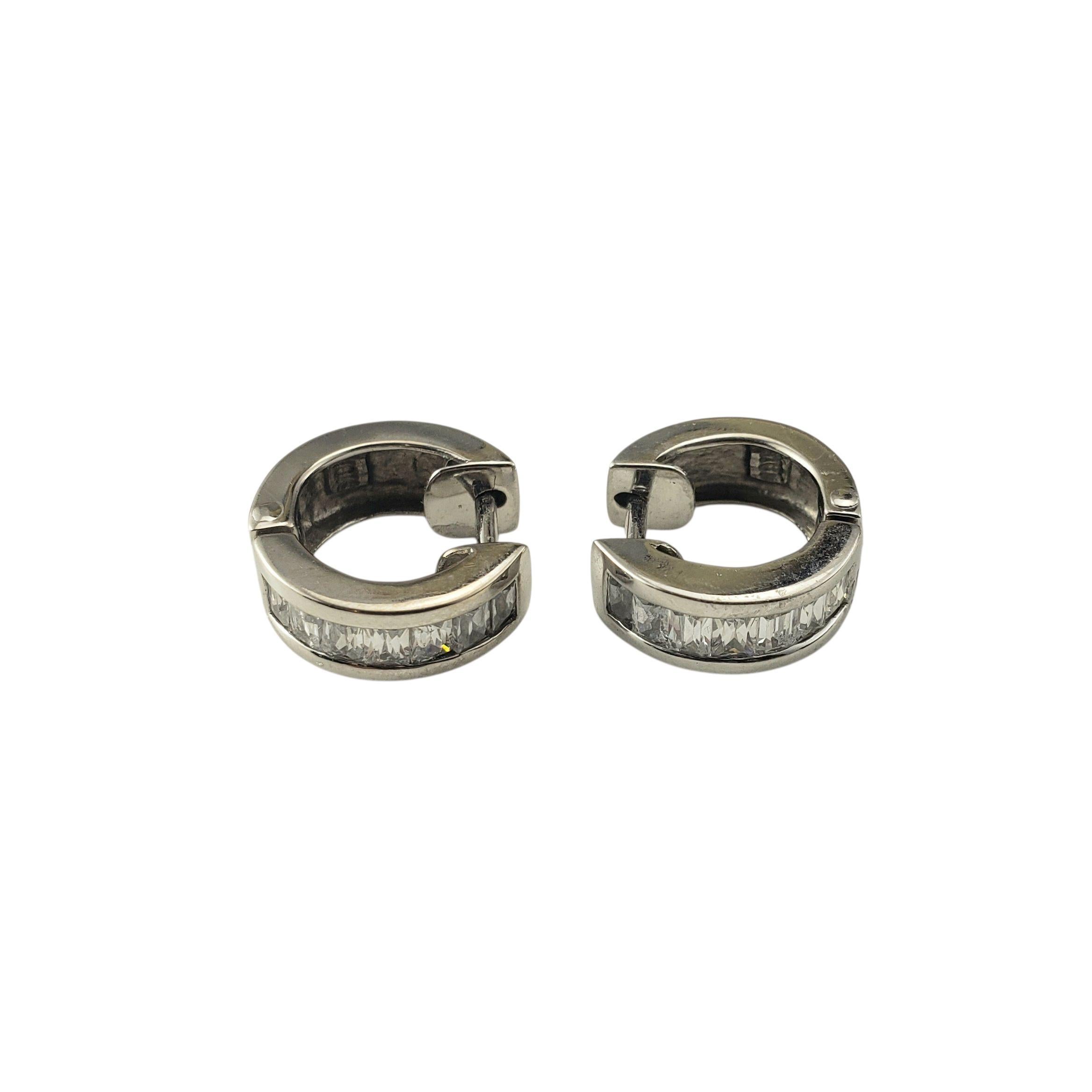 Orecchini Huggie Hoop in oro bianco 18 carati e pietre trasparenti-

Questi versatili orecchini a cerchio in oro bianco 18 carati sono caratterizzati da una fila di pietre chiare a baguette incastonate a canale che aggiungono un sottile scintillio e