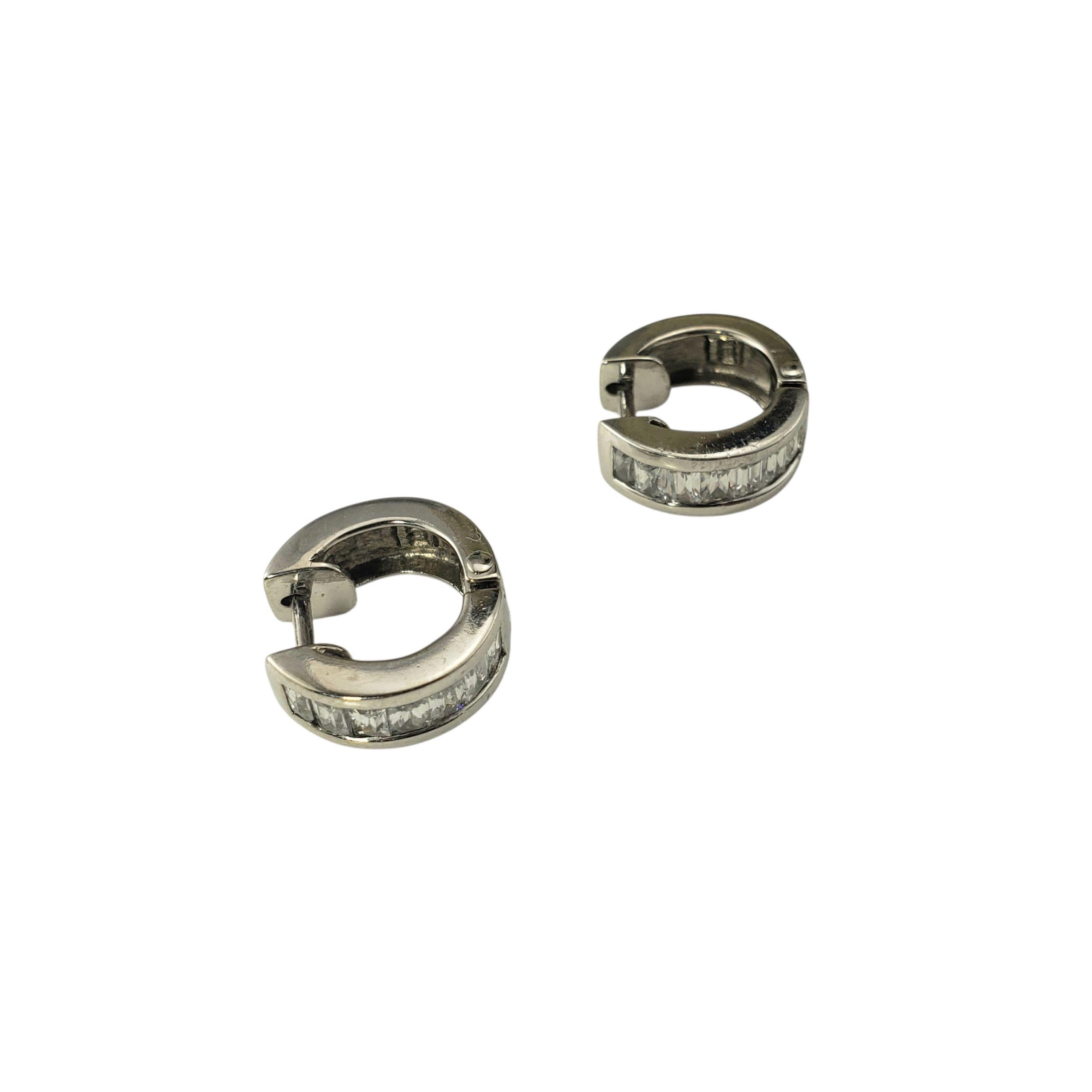 Orecchini Huggie Hoop in oro bianco 18K e pietre chiare #22535 In condizioni buone in vendita a Washington Depot, CT