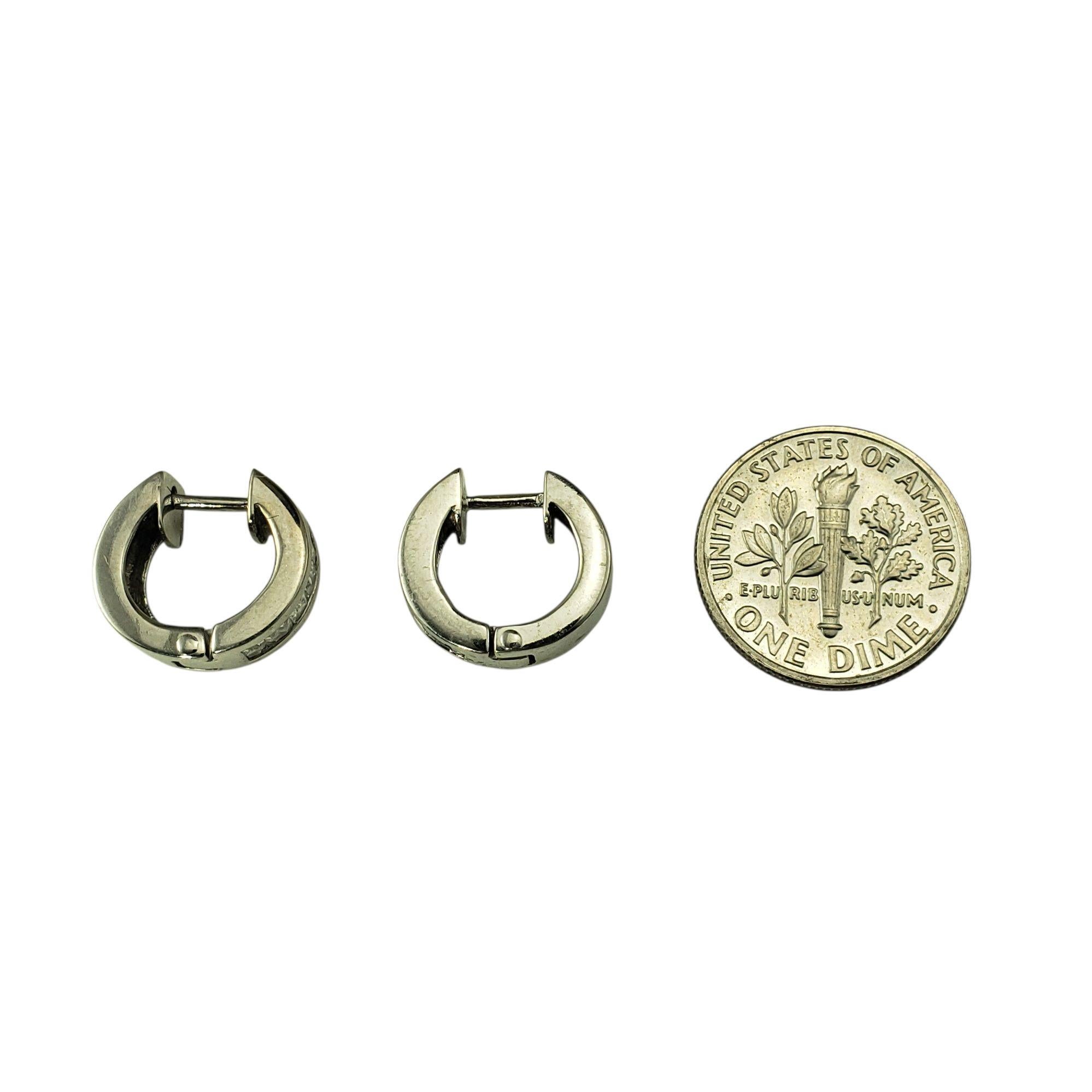Orecchini Huggie Hoop in oro bianco 18K e pietre chiare #22535 in vendita 1