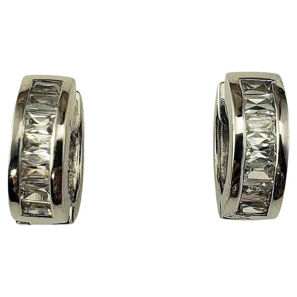 Orecchini Huggie Hoop in oro bianco 18K e pietre chiare #22535