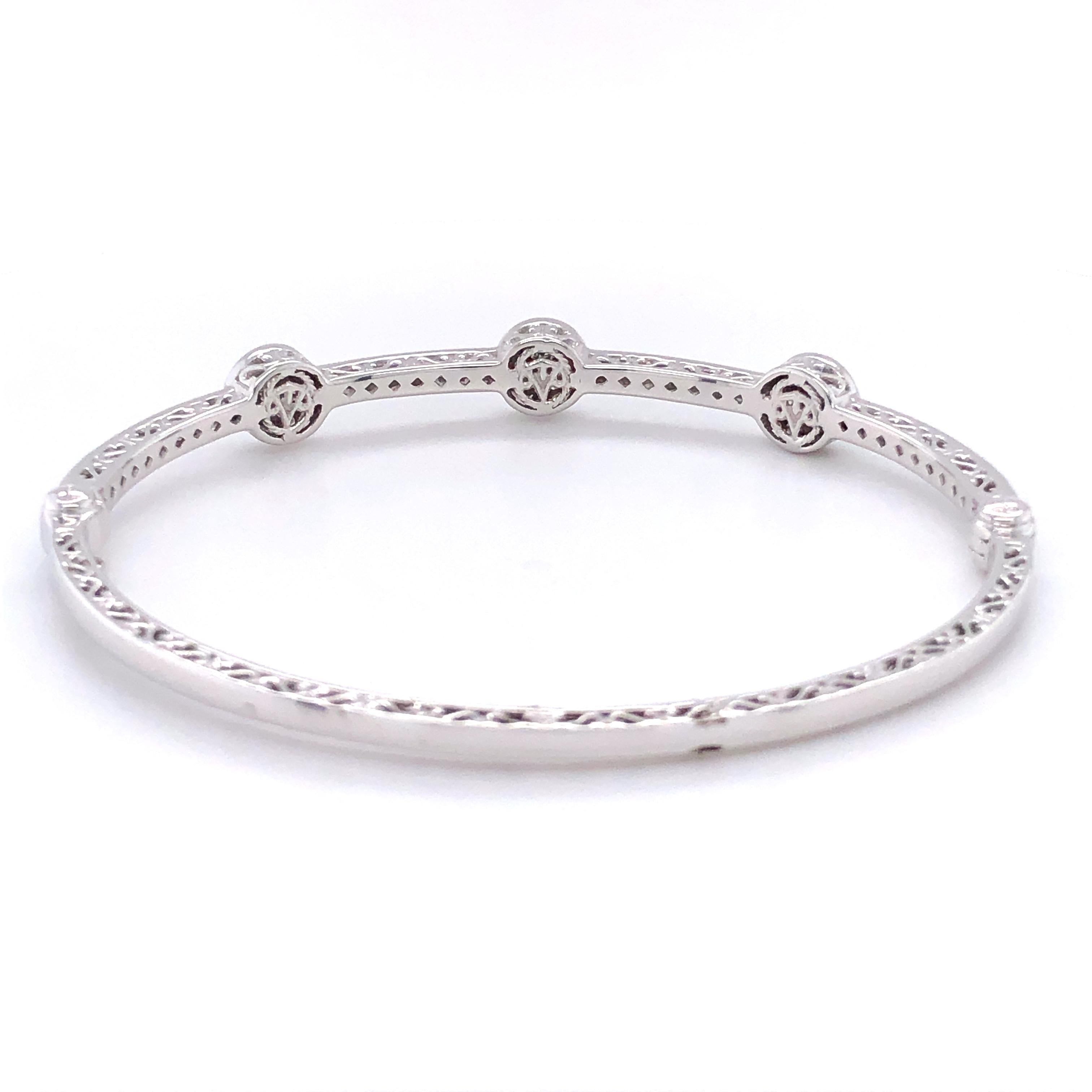 18 Karat White Gold and Diamond Bangle In New Condition For Sale In new york, NY