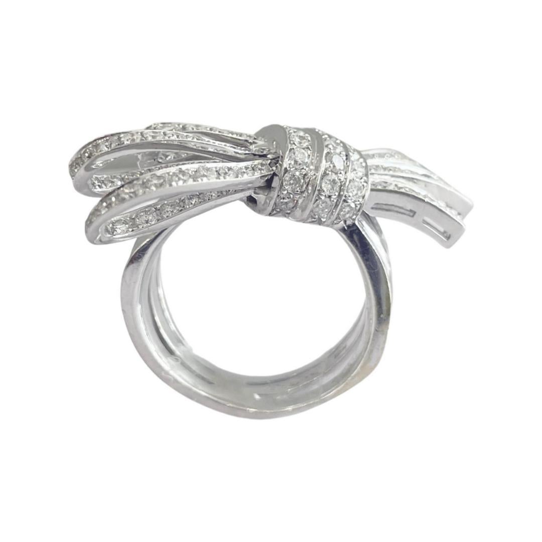 Round Cut 18k White Gold and Diamond Bowtie Ring For Sale