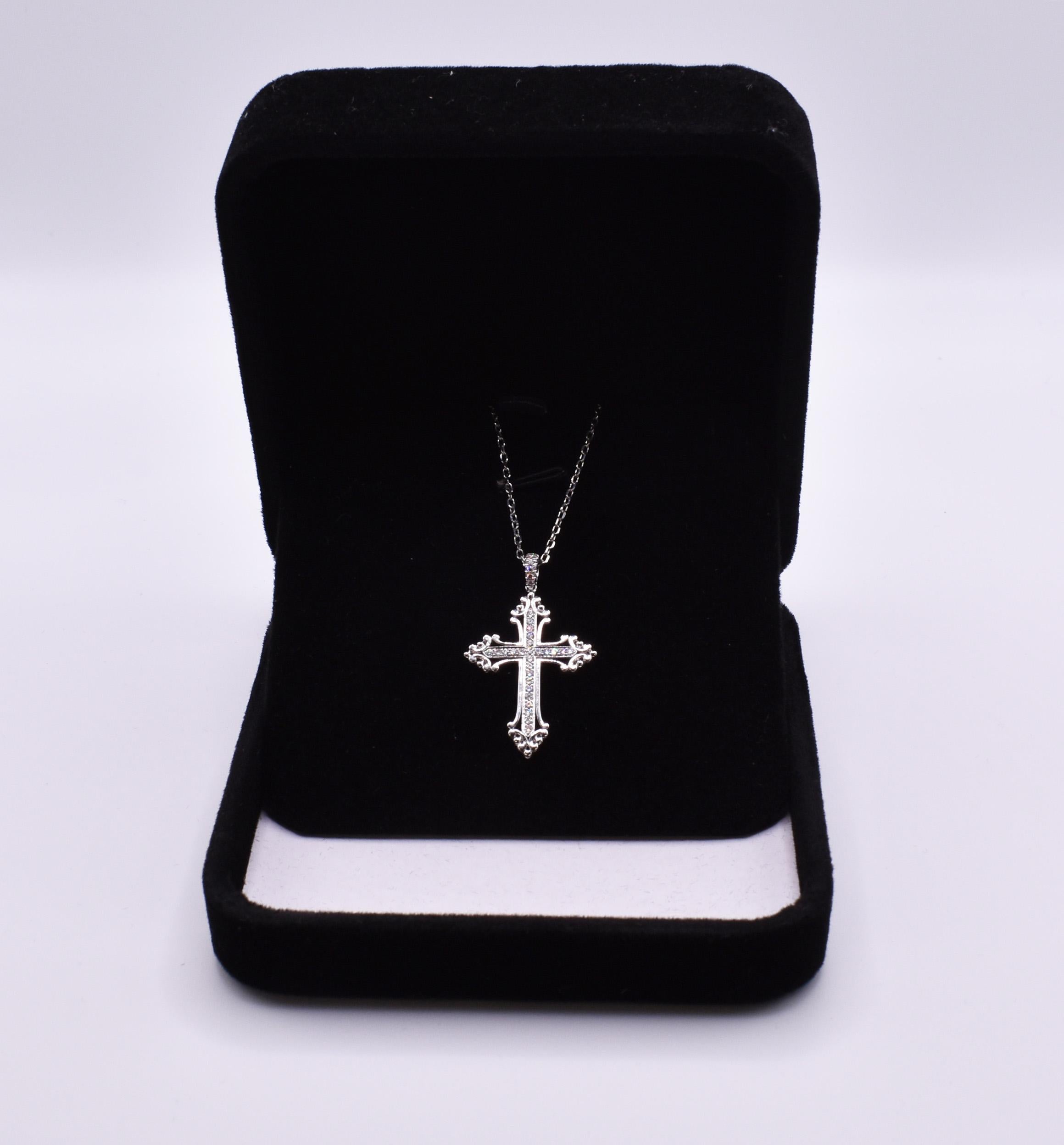 18k White Gold  and Diamond Cross & Chain In New Condition For Sale In Chelmsford, GB