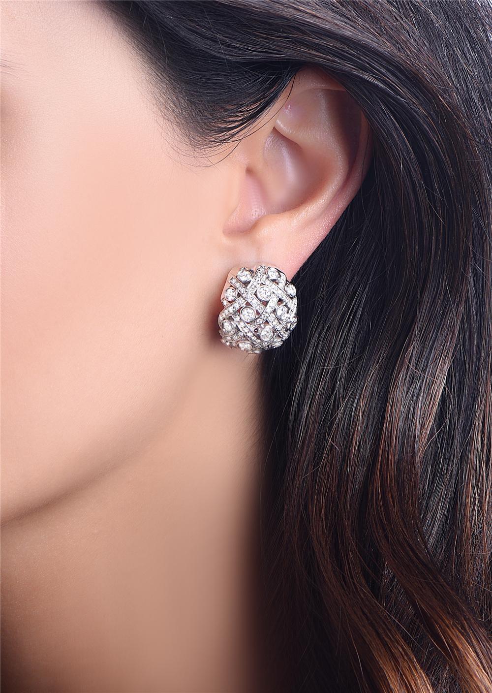 Contemporary 18 Karat White Gold and Diamond Earrings For Sale