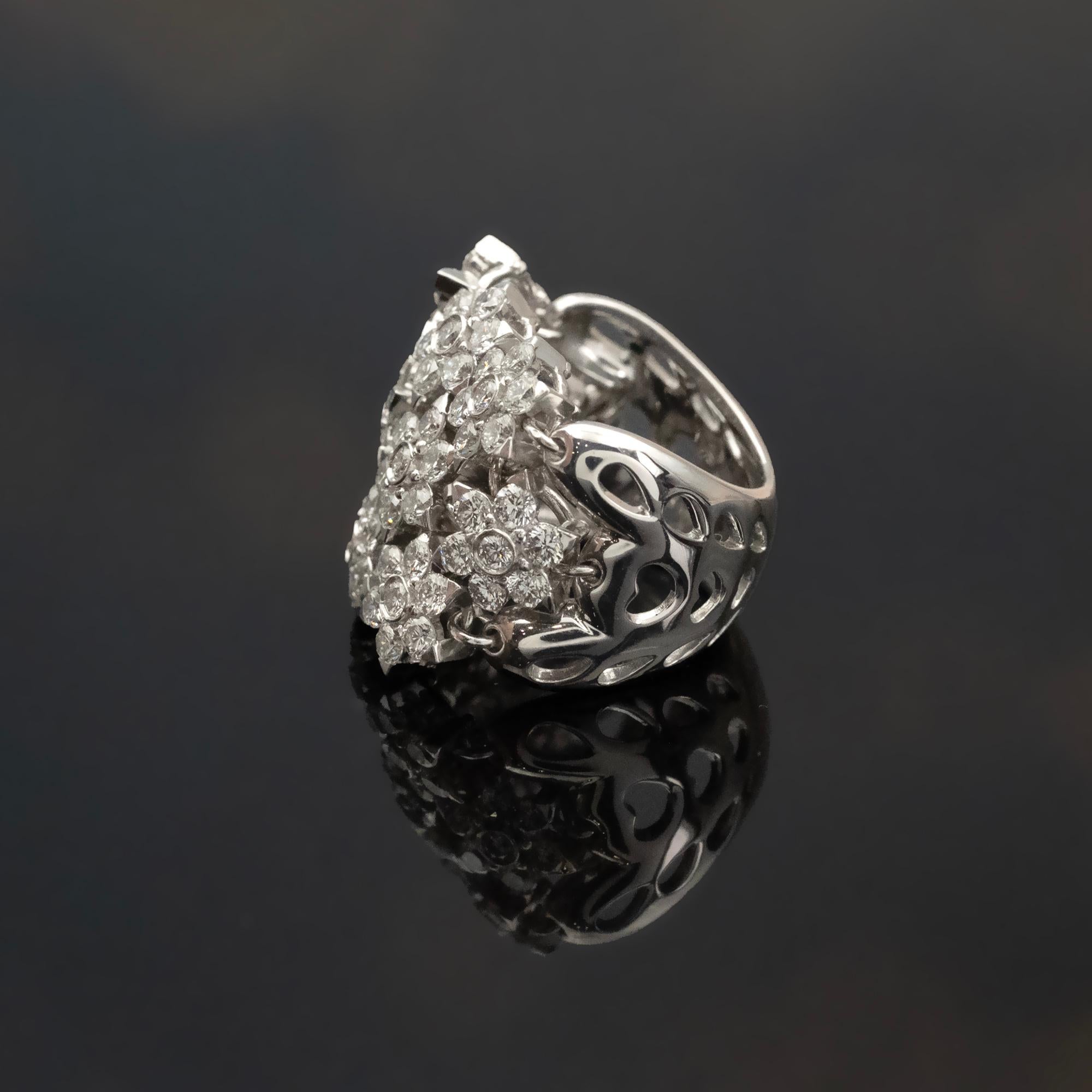 Cocktailring aus 18 Karat Weißgold und Diamant mit Blume (Zeitgenössisch) im Angebot