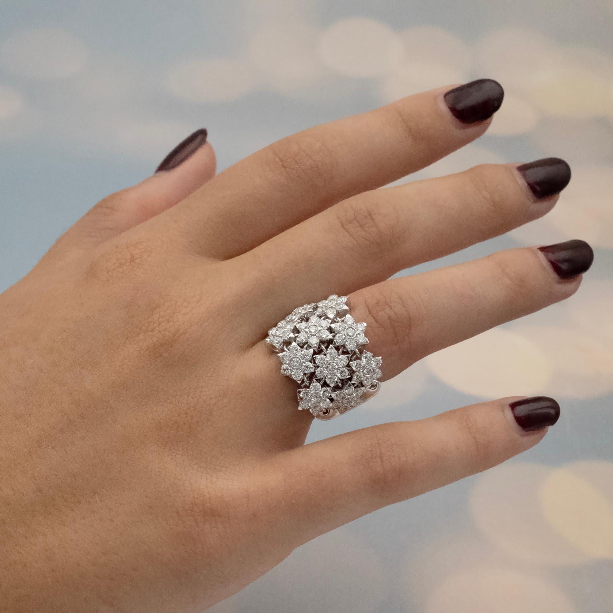 Cocktailring aus 18 Karat Weißgold und Diamant mit Blume (Brillantschliff) im Angebot