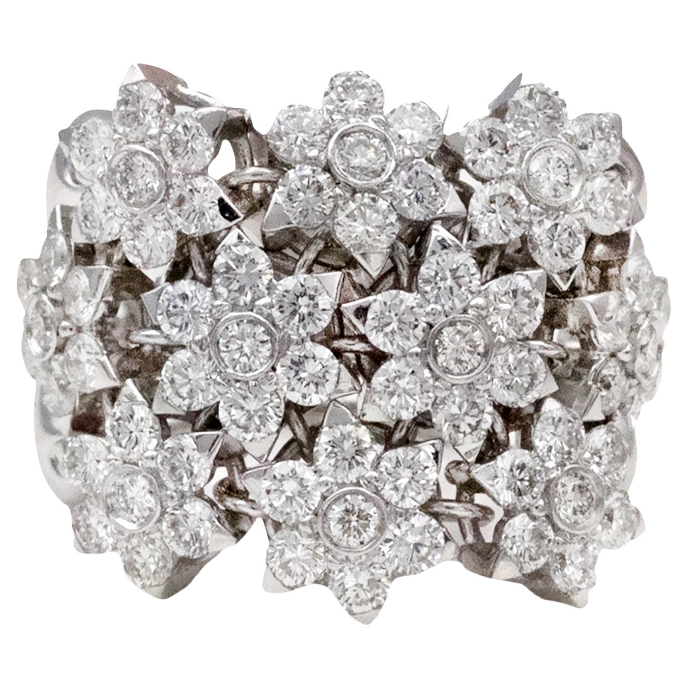 Cocktailring aus 18 Karat Weißgold und Diamant mit Blume