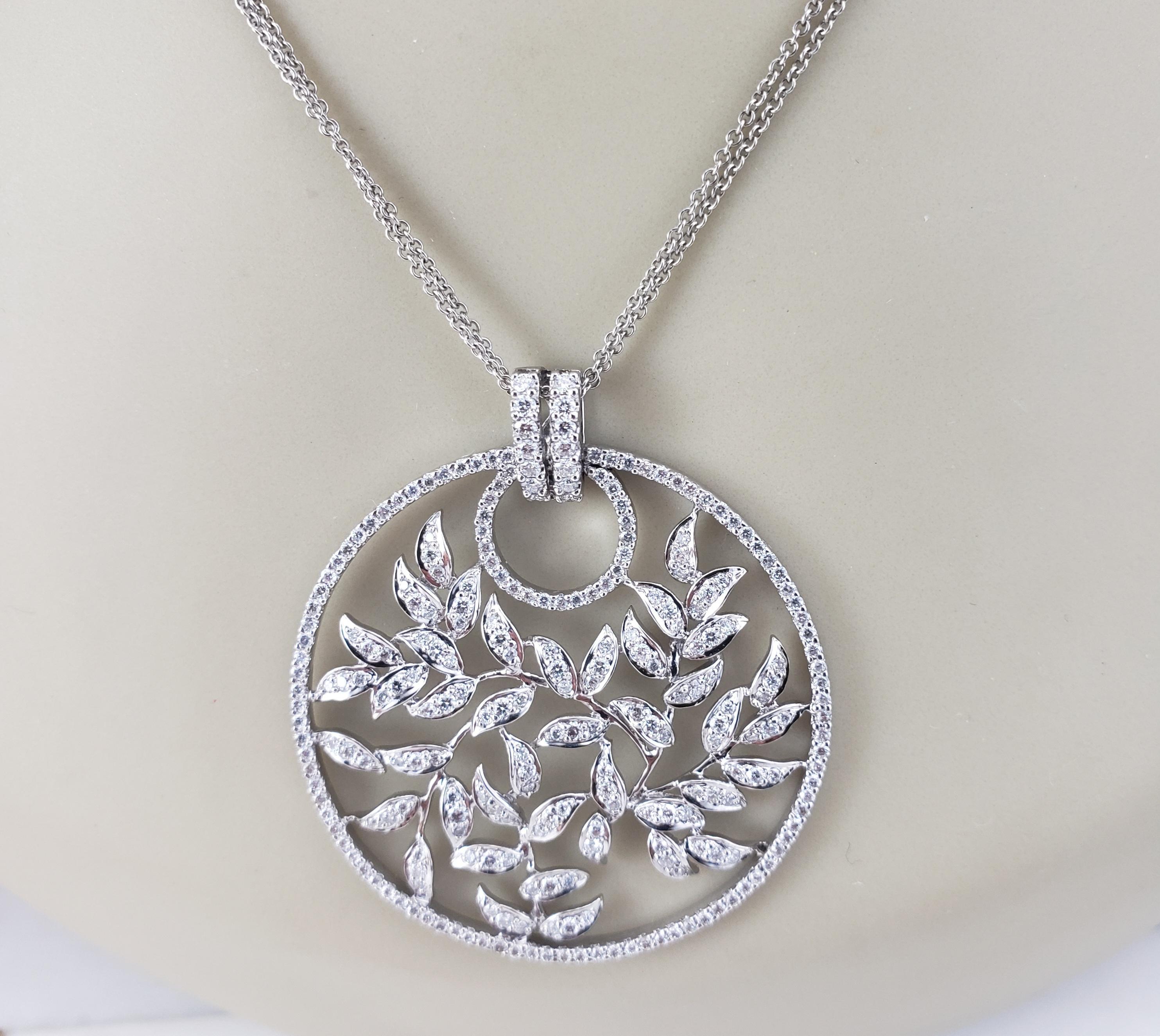 18K White Gold and Diamond Open Floral Circle Pendant Necklace  #20724 For Sale 2