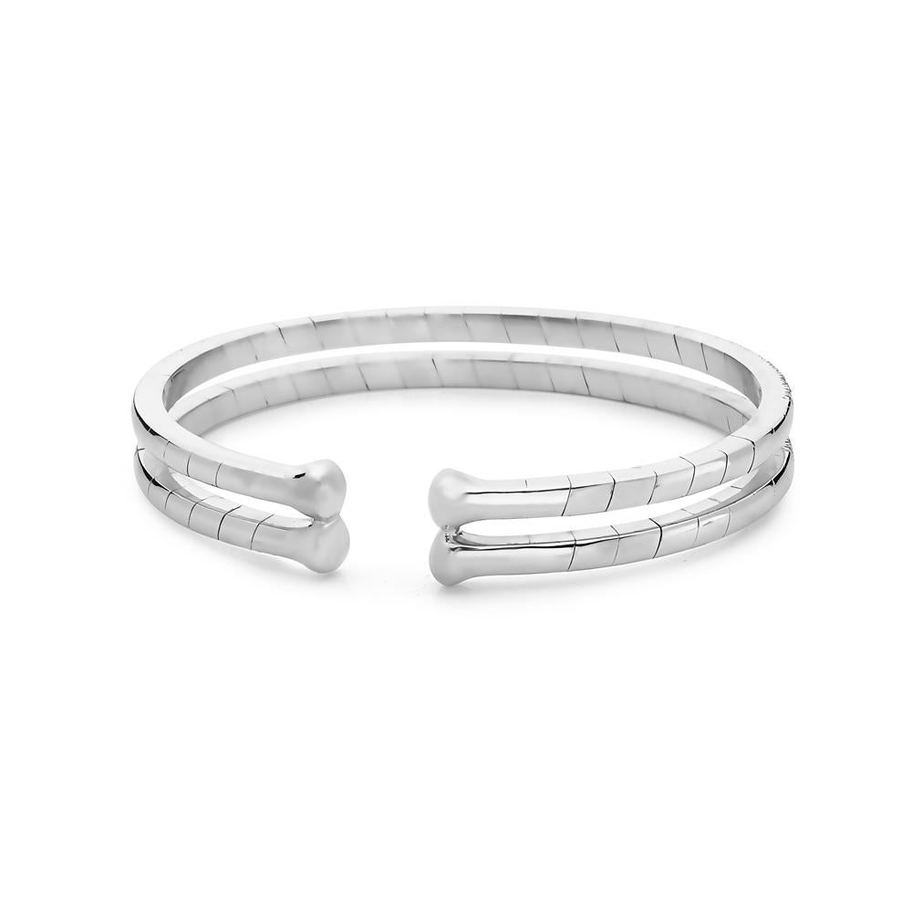 Ce bracelet présente 1,72 carats de diamants G VS pavés en or blanc 18 carats, avec un style à double boucle et un dos ouvert. 2.diamètre de 25 pouces. 45.poids total de 7 grammes. Fabriquées en Italie. 

Visites disponibles dans notre salle