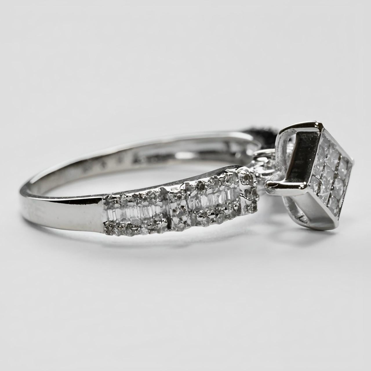 18K White Gold and Diamond Pavé Dress Ring with Diamond Shoulders circa 1980s In Good Condition For Sale In London, GB