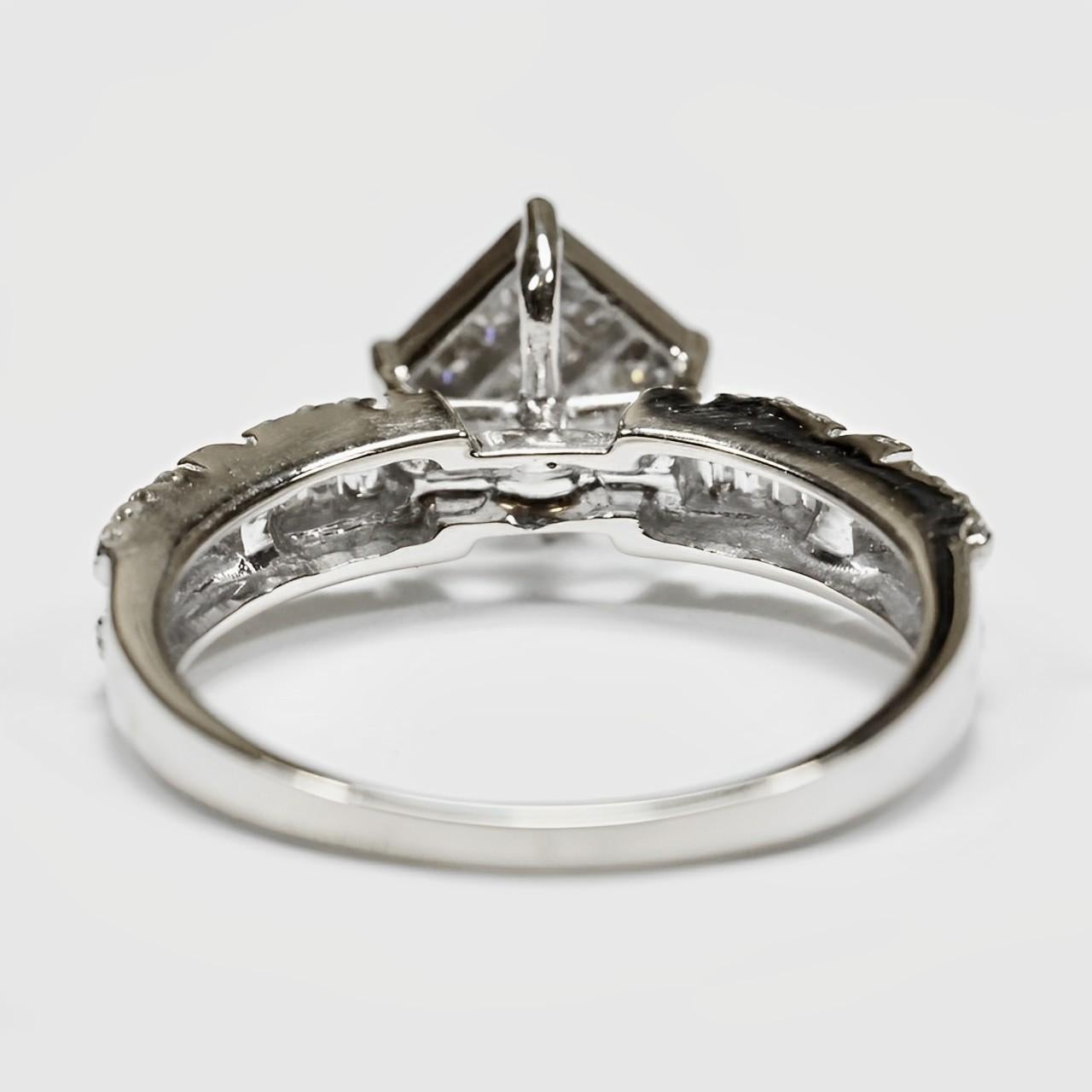 18K White Gold and Diamond Pavé Dress Ring with Diamond Shoulders circa 1980s For Sale 1