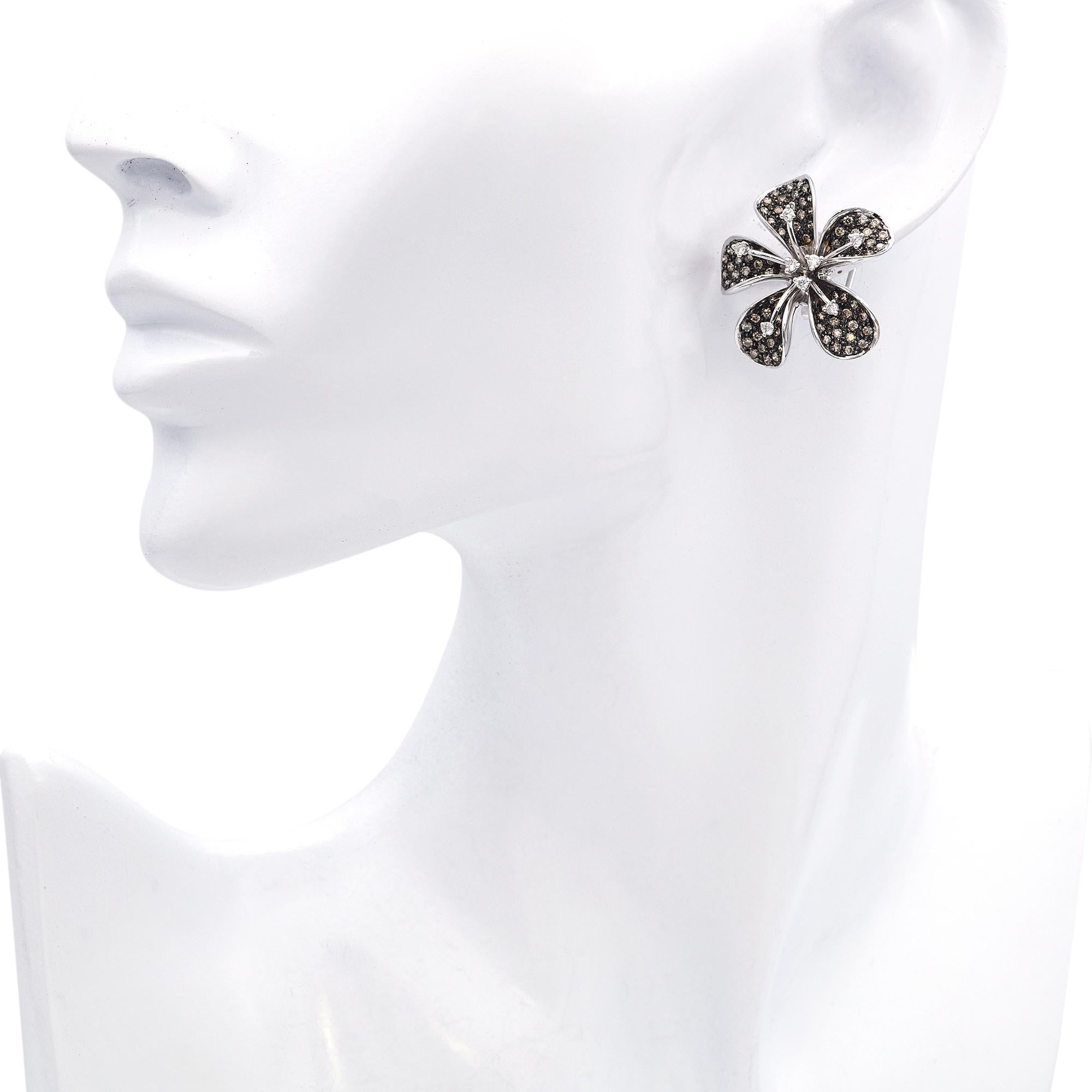 18k White Gold and Diamond Plumeria Flower Earrings Contemporáneo en venta